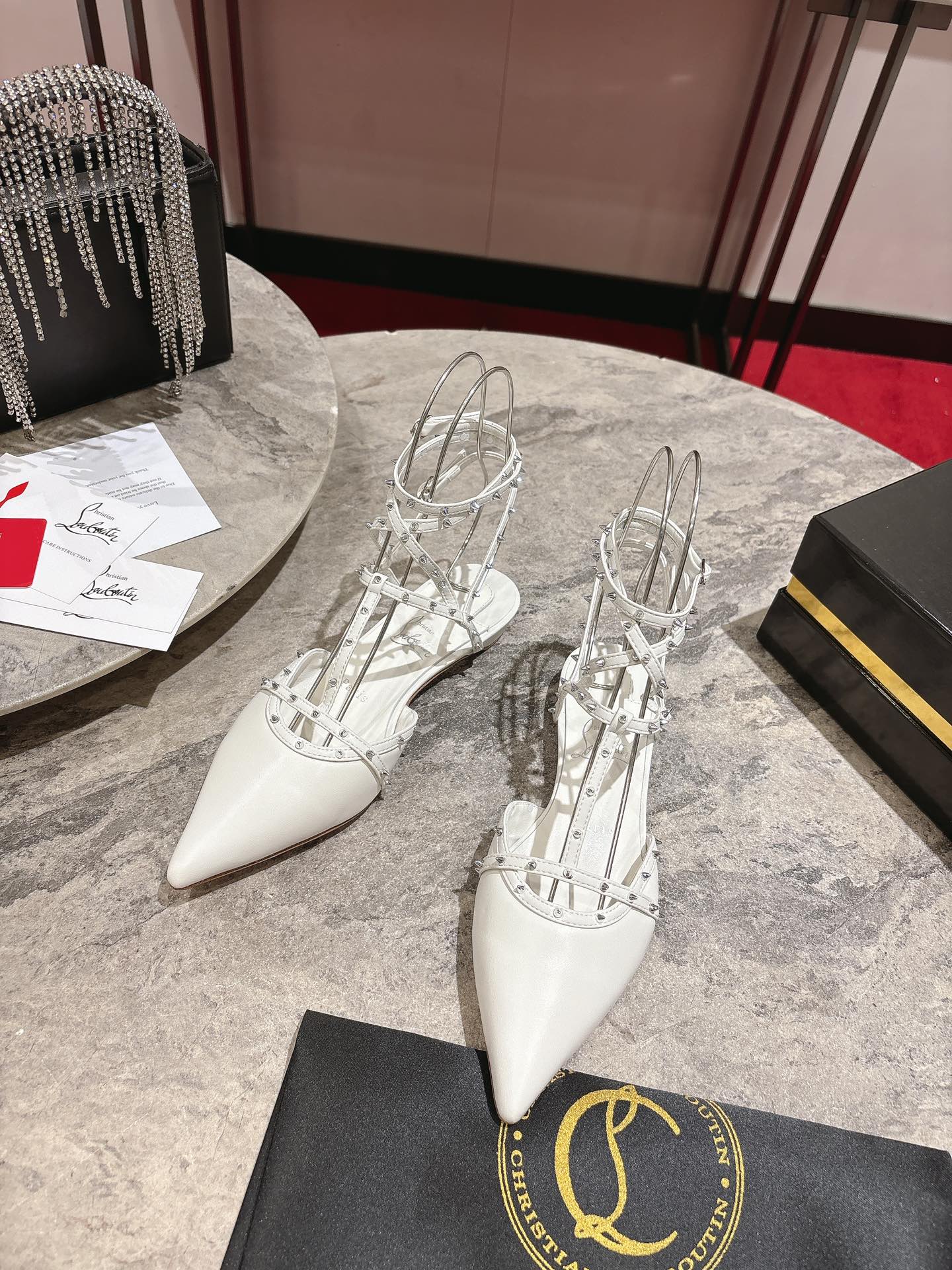 NO:224904,Rivet flat sandals w. Bombina Spikes are inspired by Gladiator sandals, slender cross-shoulder straps made of white leather. Fixed with round buckles, the straps are decorated with iconic metal nails all over the body. This exquisite and elegant summer sandals have a delicate effect size 34-43 sizes (40.41.42.43. Custom made non-return or exchange. 43. Size 10) Color black white outsole leather outsole Heel high flats, sandals, manolo blahnik, christian louboutin, sandals, Leather soles19860909铆钉平底凉鞋w.  Bombina Spikes 的灵感来自角斗士凉鞋,采用白色皮革制成的细长交叉肩带. 采用圆形搭扣固定,肩带饰有通体标志性金属钉. 这款精致优雅的夏日凉鞋具有精致的效果 size34码-43码（40.41.42.43.定做不退不换.43.码10） 颜色黑 白 大底真皮大底 跟高平底,凉鞋,manolo blahnik,christian louboutin,sandals,Leather soles,Women's Shoes