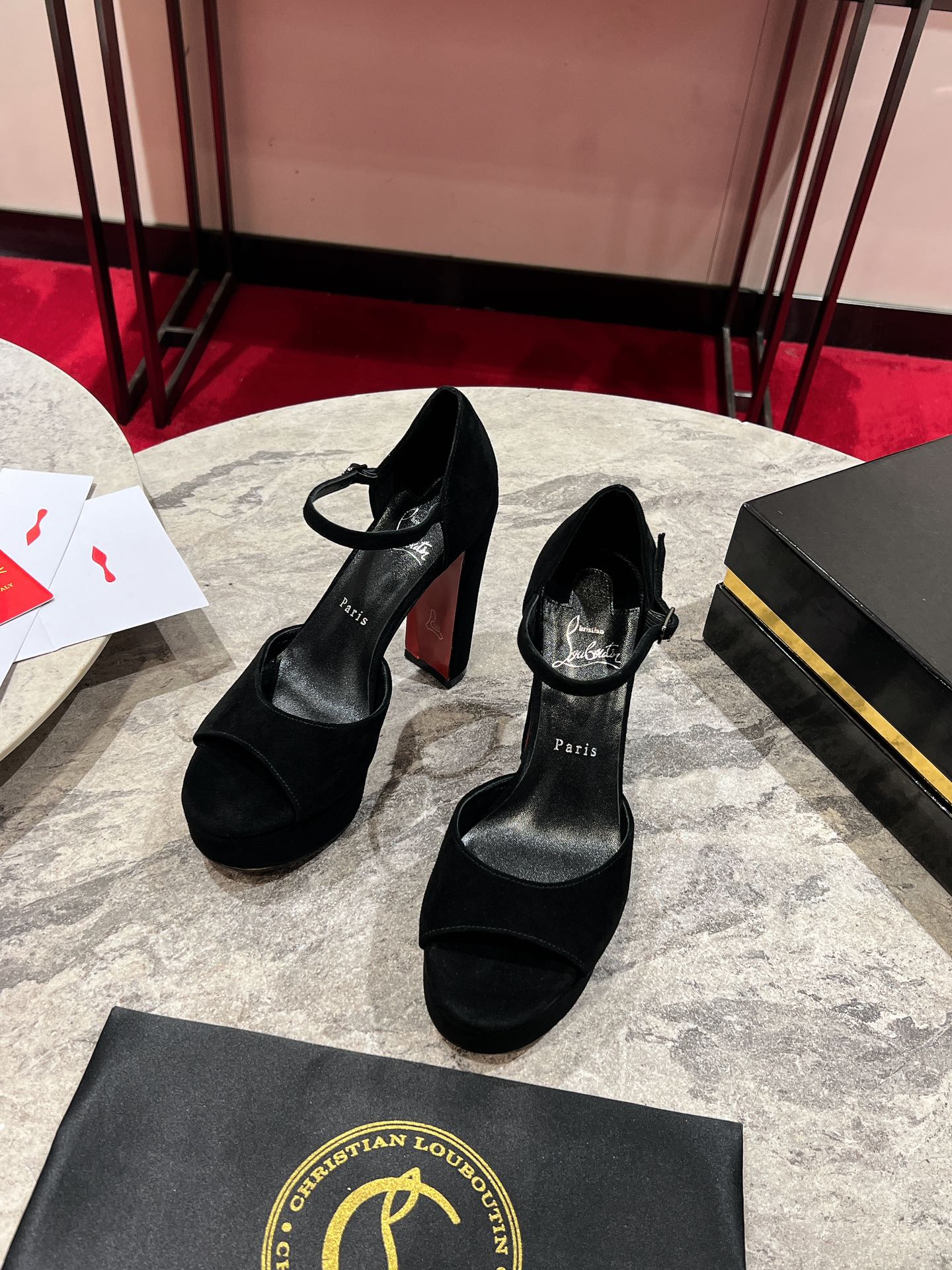 NO:649962,·Large water platform (sandal) w. Sandaloo sandal opens the toe and elegantly exposes the foot. This platform sandal designed by Maison Christian Louboutin has a slim ankle strap and is equipped with a 130mm square heel. It is entirely made of black glossy calfskin. size 34-42 (34.40.41.42. Customized non-returnable) Heel height 13cm Color black silver, boots, christian  louboutin,sandals,boots,cowhide19860909·大水台（凉鞋）w.  Sandaloo凉鞋敞开脚趾,优雅地露出脚部.这款由Maison Christian Louboutin设计的平台凉鞋配有纤细的踝带,并配有130毫米的方形鞋跟.它完全由黑色亮面小牛皮制成. size34码-42码（34.40.41.42.定做不退不换） 跟高13cm 颜色黑 银,靴子,christian louboutin,sandals,boots,cowhide,Women's Shoes