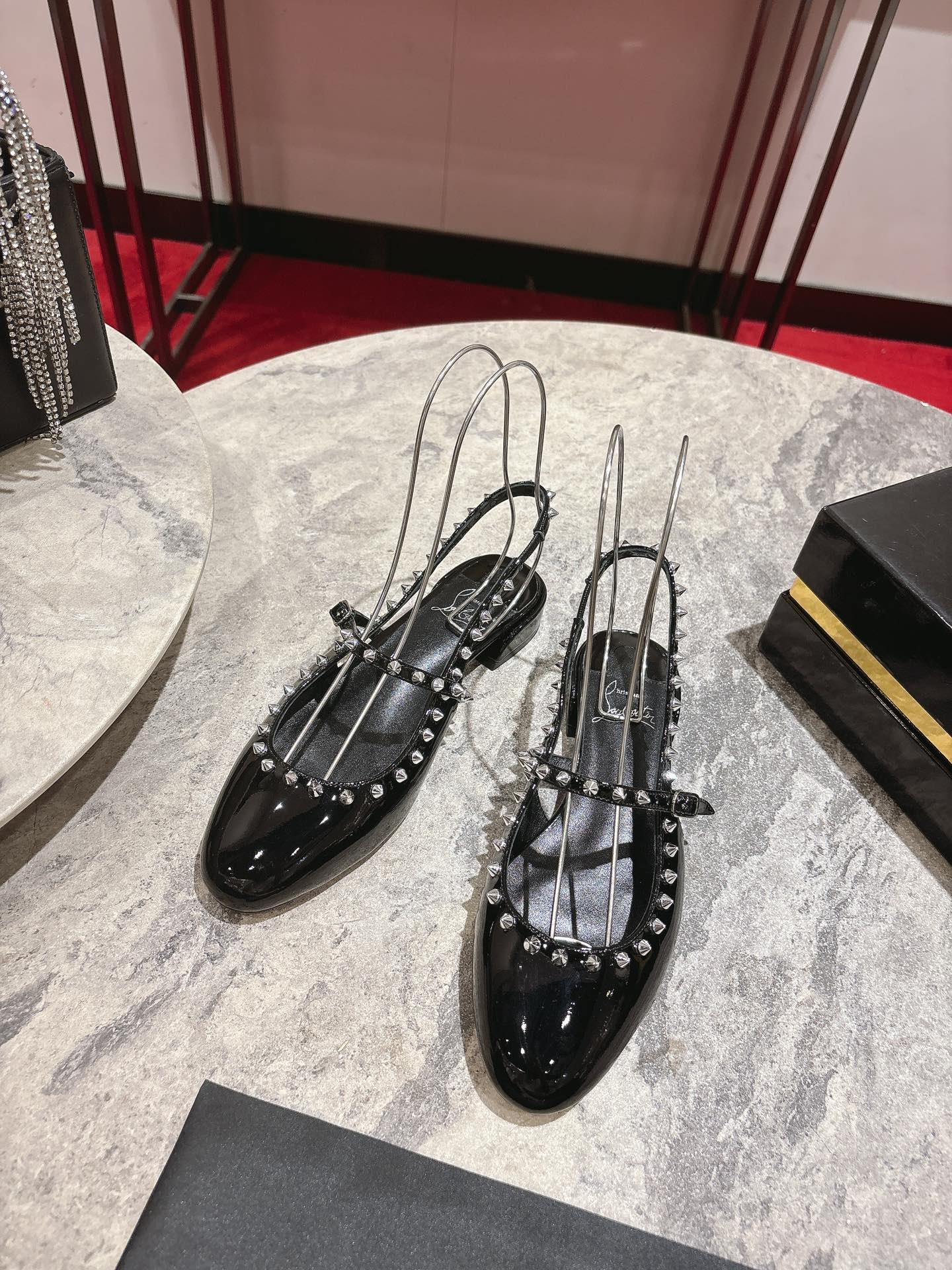 NO:259301,Ballet shoes (rear empty) w. The ballet shoes have a round toe, made entirely from black calfskin. The back of the shoe has an exquisite strap to reveal the feet. The shoe is decorated with the signature metal nails and is equipped with the signature red sole. Size 34 size - 42 (34.40.41.42. Custom made no return or exchange) Heel high flat color black, ballet shoes, christian louboutin, cowhide19860909芭蕾舞鞋（后空）w.  芭蕾舞鞋有一个圆润的鞋头,完全由黑色小牛皮制成.鞋后部有一个精致的带子以露出脚部,这款鞋子装饰着标志性金属钉,配有标志性的红色鞋底. size34码-42码（34.40.41.42.定做不退不换） 跟高平底 颜色黑,芭蕾舞鞋,christian louboutin,cowhide,Women's Shoes