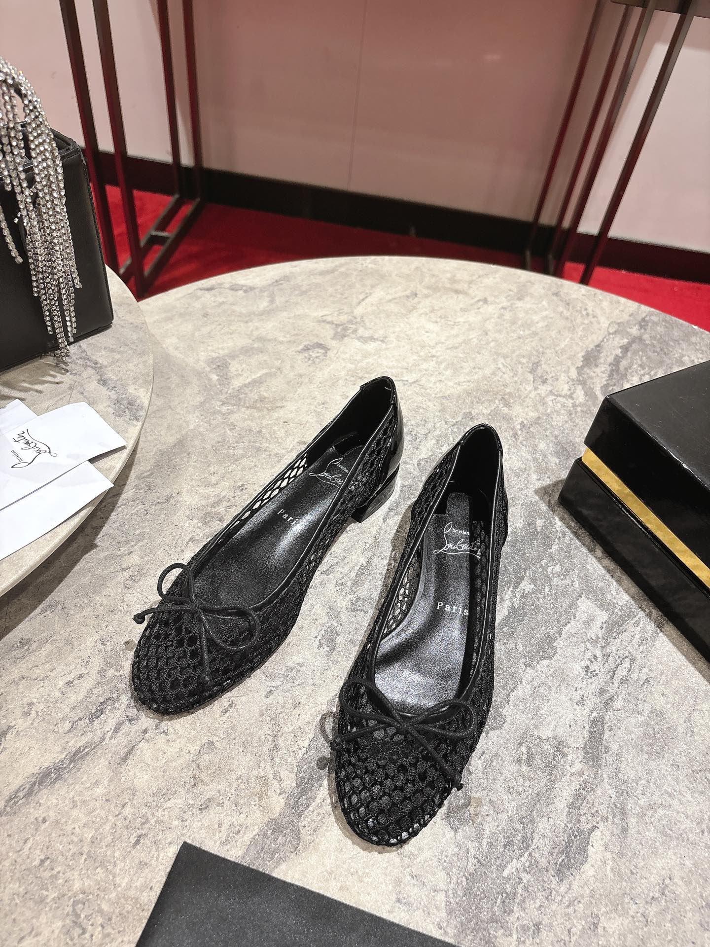 NO:259299,Mesh ballet shoes w. Jars ballet shoes have a round toe, made of black fish net and calfskin. This one has a small bow and tapered profile on the top, with the iconic red sole. Size 34 size - 42 size (34.40.41.42. Custom made no return or exchange) Heel high flat color black, ballet shoes, christian louboutin, cowhide19860909网纱芭蕾舞鞋w.  纱芭蕾舞鞋具有圆润的鞋头,由黑色鱼网和小牛皮制成.这款在顶部有一个小蝴蝶结和锥形轮廓,配有标志性的红色鞋底. size34码-42码（34.40.41.42.定做不退不换） 跟高平底 颜色黑,芭蕾舞鞋,christian louboutin,cowhide,Women's Shoes