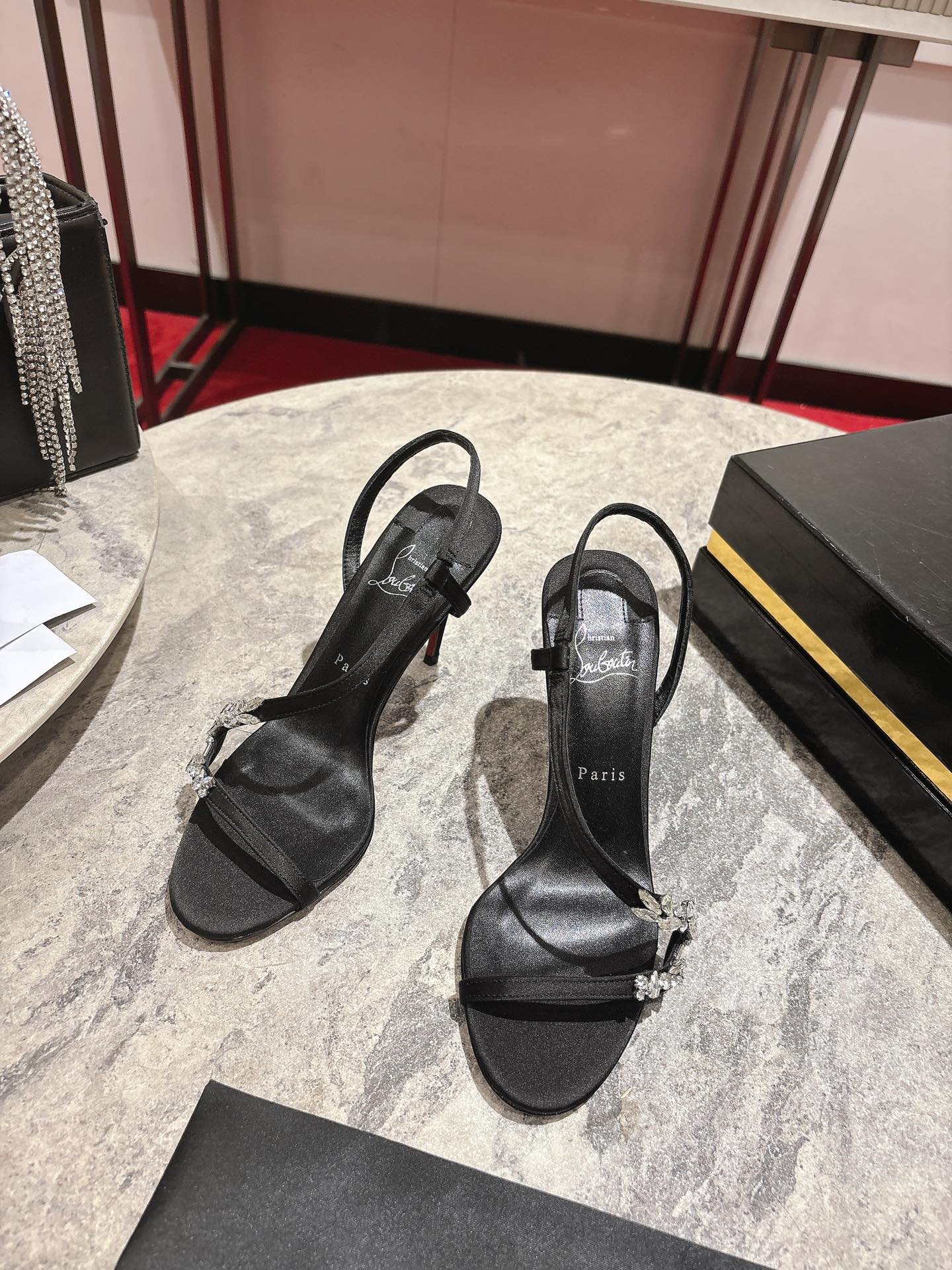 NO:259296,S-belt sandals w. The laces are decorated with shiny gems, as if they are attached to the skin, and the delicate straps gently caress the feet from the heel to the toes. The exquisite shoes are equipped with elegant millimeter stiletto heels, made of black crepe satin, with the signature red sole. Size 34 size-44 size (34.40.41.42.43.44 custom-made without return or exchange, pay attention to size 43-44 40) Heel height 10cm Color black, high heels, christian louboutin, sandals, high heels, silk fabric19860909S带钻凉鞋w.  鞋带上装饰着闪闪发光的宝石,仿佛贴在皮肤上,精致的带子从鞋跟到脚趾轻柔地抚摸着脚.这双精致的鞋配有优雅的毫米细高跟微曲的鞋跟,用黑色绉绸缎制成,配有标志性的红色鞋底. size34码-44码（34.40.41.42.43.44定做不退不换,注意43-44码40） 跟高10cm 颜色黑,高跟鞋,christian louboutin,sandals,high heels,silk fabric,Women's Shoes