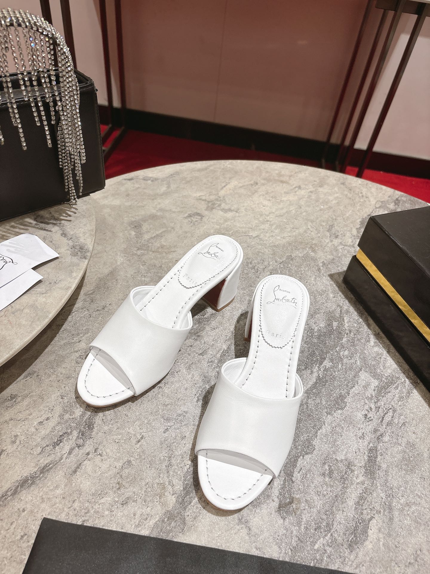 NO:259297,Thick heel slippers w. This sandal is made of square, tilted 85mm heels and white leather. A clean, slender strap is elegantly worn on the feet. This is the summer style. size 34-42 size (34.40.41.42. Custom made no return or exchange) Heel height 5.5cm Color black white, high heels, christian louboutin, sandals, high heels, slippers19860909粗跟拖鞋w.  这款凉鞋用方形、倾斜的85毫米鞋跟和采用白色皮革制作而成.干净,纤细的表带优雅地穿着脚.这就是夏天的风格. size34码-42码（34.40.41.42.定做不退不换） 跟高5.5cm 颜色黑 白,高跟鞋,christian louboutin,sandals,high heels,slippers,Women's Shoes