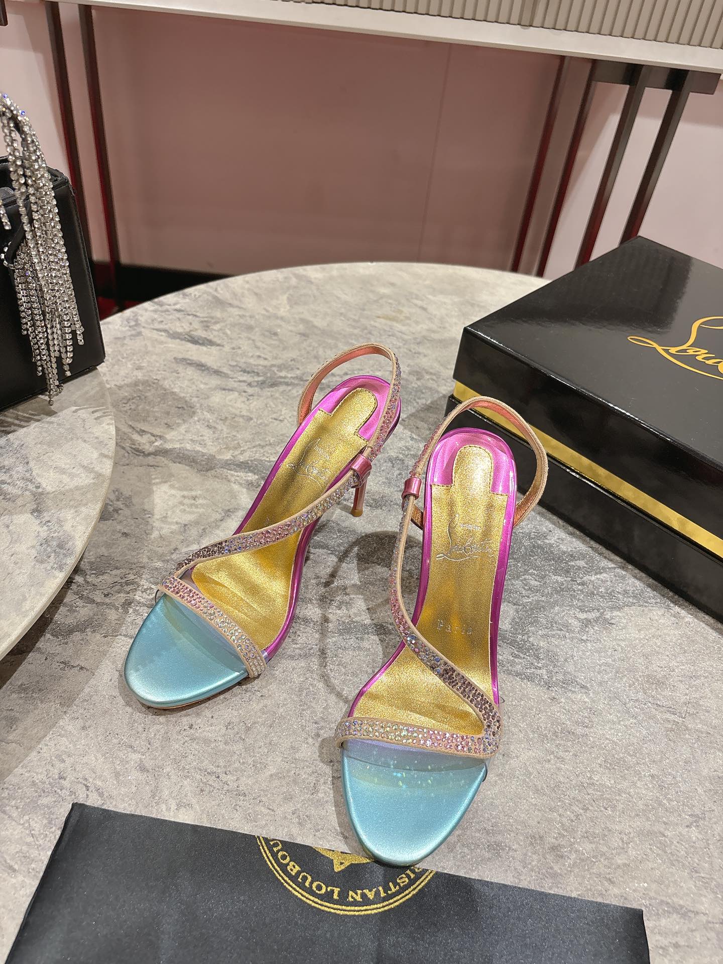 NO:261790,(S with diamond sandals) New products in the spring and summer series are available, the creative and bold shoe design shows avant-garde attitude and renews the urban style. Size 34 size-43 size (34.40.41.42.43 custom made without return or exchange, 43 size 20) Heel height 10CM Color Color, sandals, sandals19860909（S带钻凉鞋） 春夏系列新品登场,创意大胆的鞋履设计尽显前卫态度,焕新都市造型. size34码-43码（34.40.41.42.43定做不退不换,43码20） 跟高10CM 颜色 彩,凉鞋,sandals,Women's Shoes