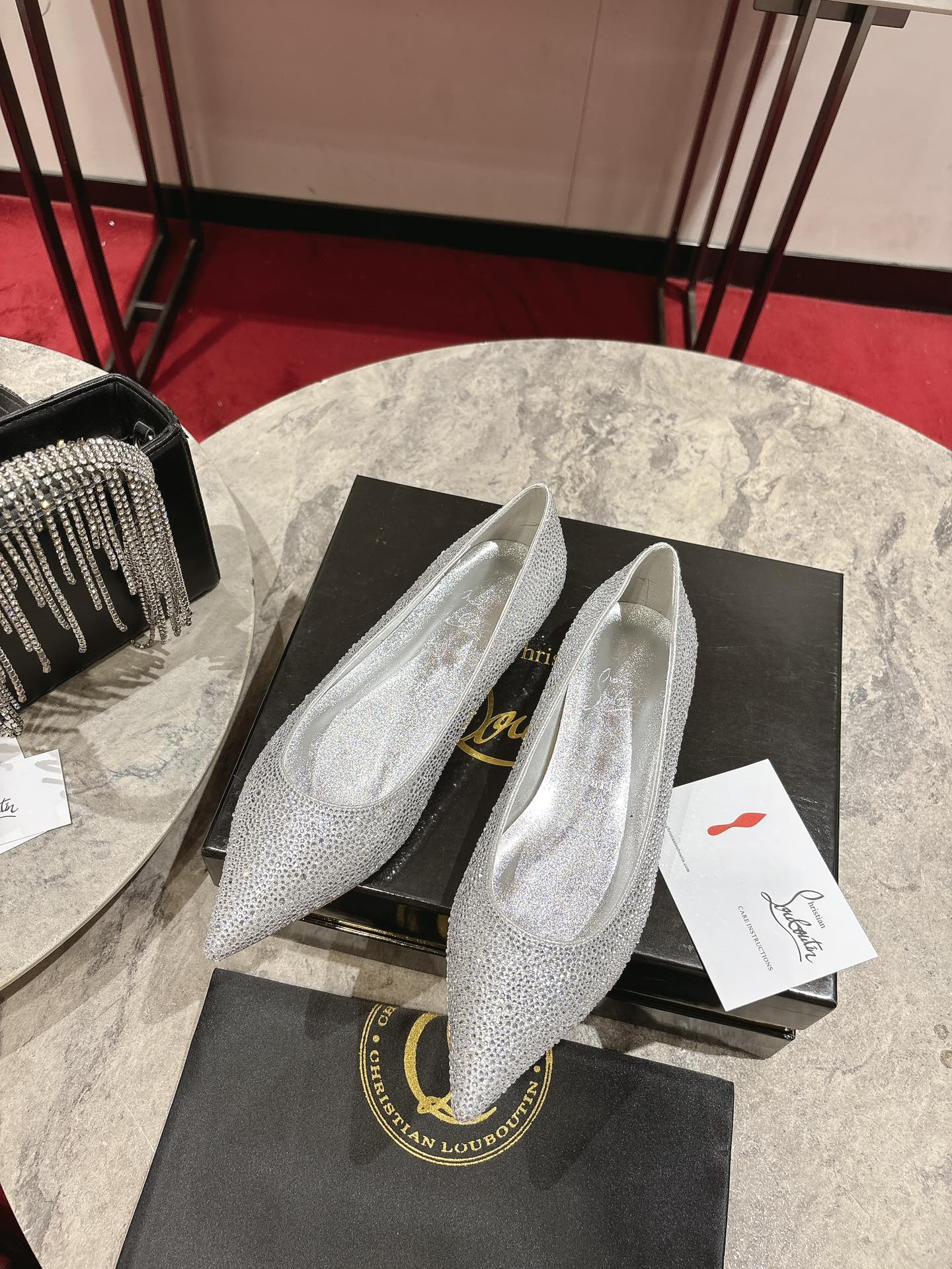 NO:441173,Full diamond single shoes w. (customized without return or exchange) Christian Louboutin Red-soled full diamond high heels, with a radiant and luxurious feeling under the light, and the red sole is eye-catching and tone. The exquisite craftsmanship is comfortable to the feet, which can both stun the whole wedding and dance elegantly all night long. With it, it will give the finishing touch of a dream wedding. Size 34 size-44 size (34.40.41.42.43.44 custom non return or exchange, 43.44 size 10) Heel high flat sole. 6.5cm.8.5cm.10cm Color silver, single shoes, christian louboutin, high heels19860909满钻单鞋w.（定做不退不换） Christian Louboutin 红底满钻高跟鞋,灯光下光芒四射奢华感拉满,红底醒目有腔调.精致工艺上脚舒适,既能在婚礼惊艳全场又能优雅舞动整晚,拥有它,为梦幻婚礼点睛. size34码-44码（34.40.41.42.43.44定做不退不换,43.44码10） 跟高平底.6.5cm.8.5cm.10cm 颜色银色,单鞋,christian louboutin,high heels,Women's Shoes