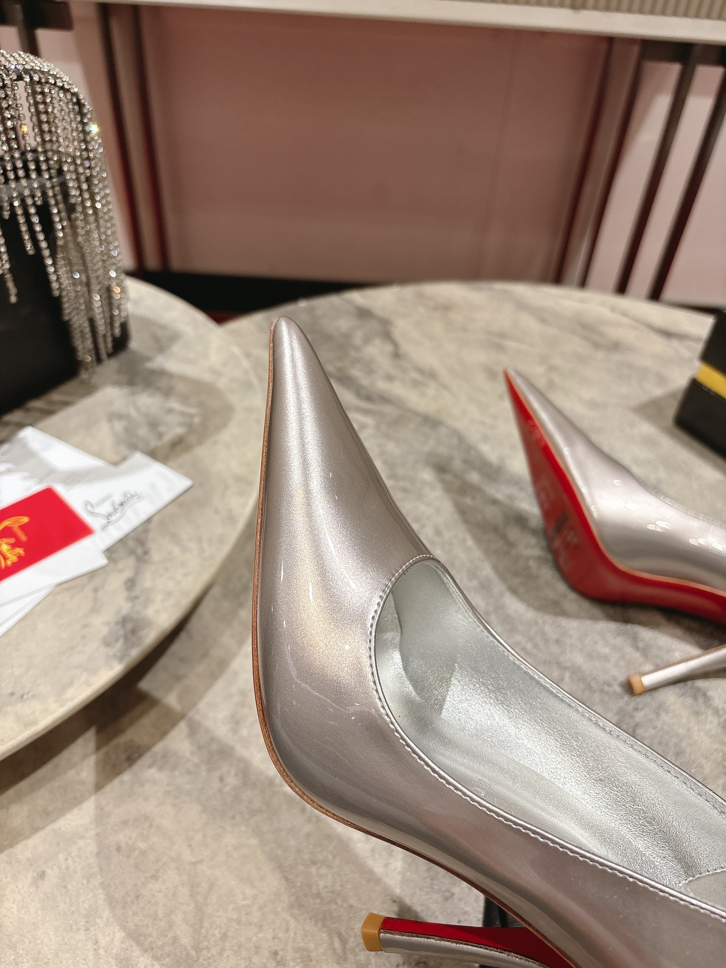 Iconic Louboutin Red Heeled Shoe with Everlasting Durability in Size 35-43 - 图片 7