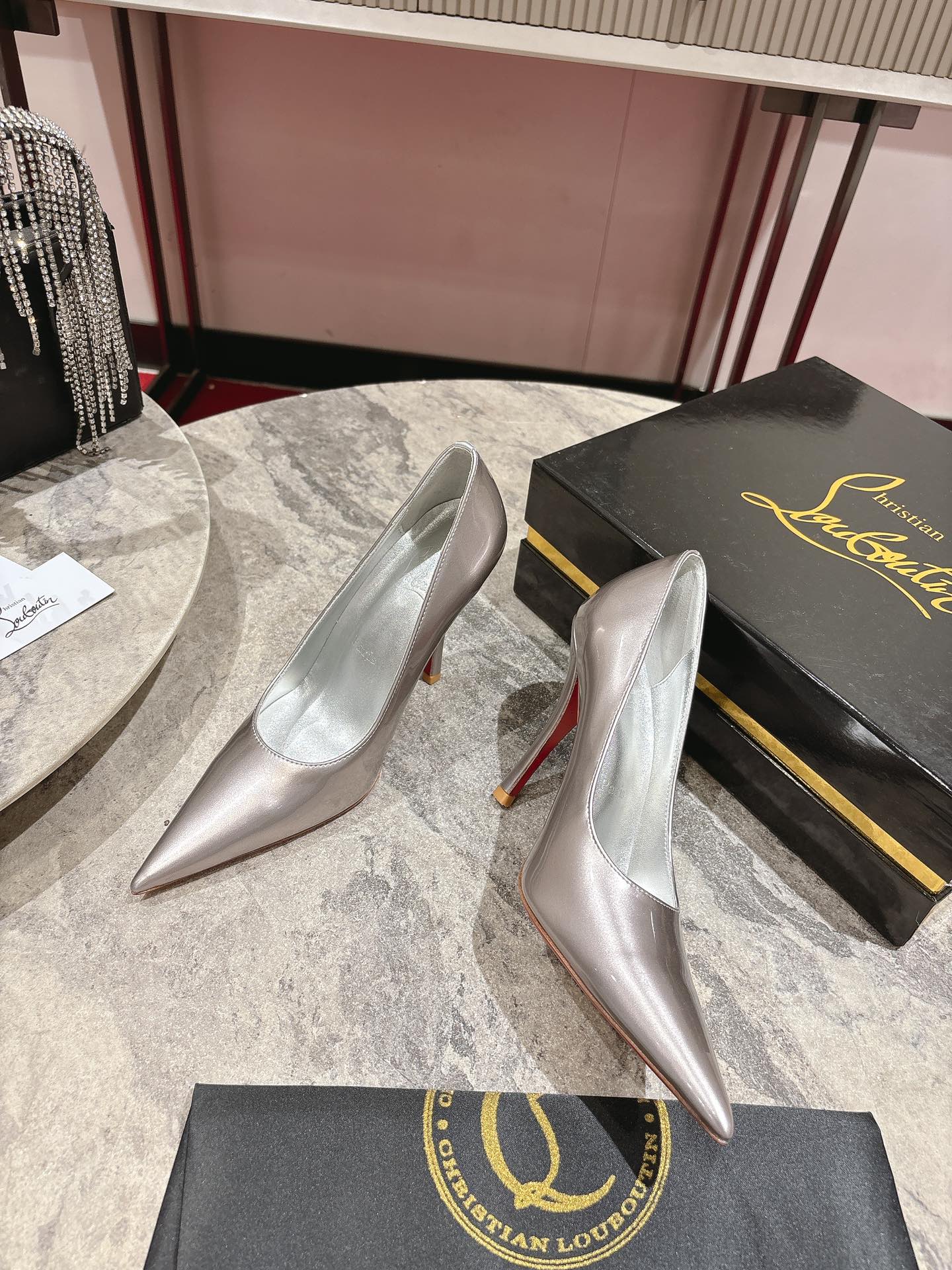 Iconic Louboutin Red Heeled Shoe with Everlasting Durability in Size 35-43 - 图片 6