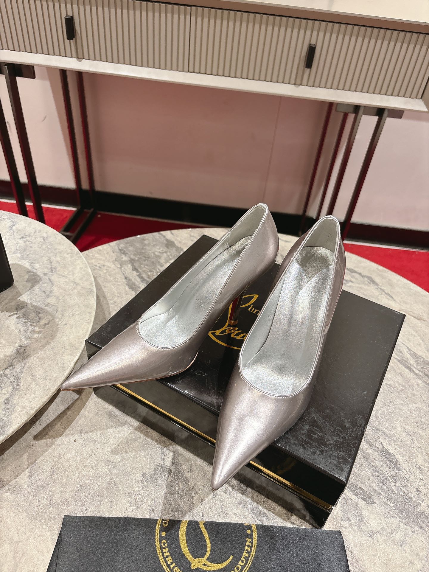 Iconic Louboutin Red Heeled Shoe with Everlasting Durability in Size 35-43 - 图片 4