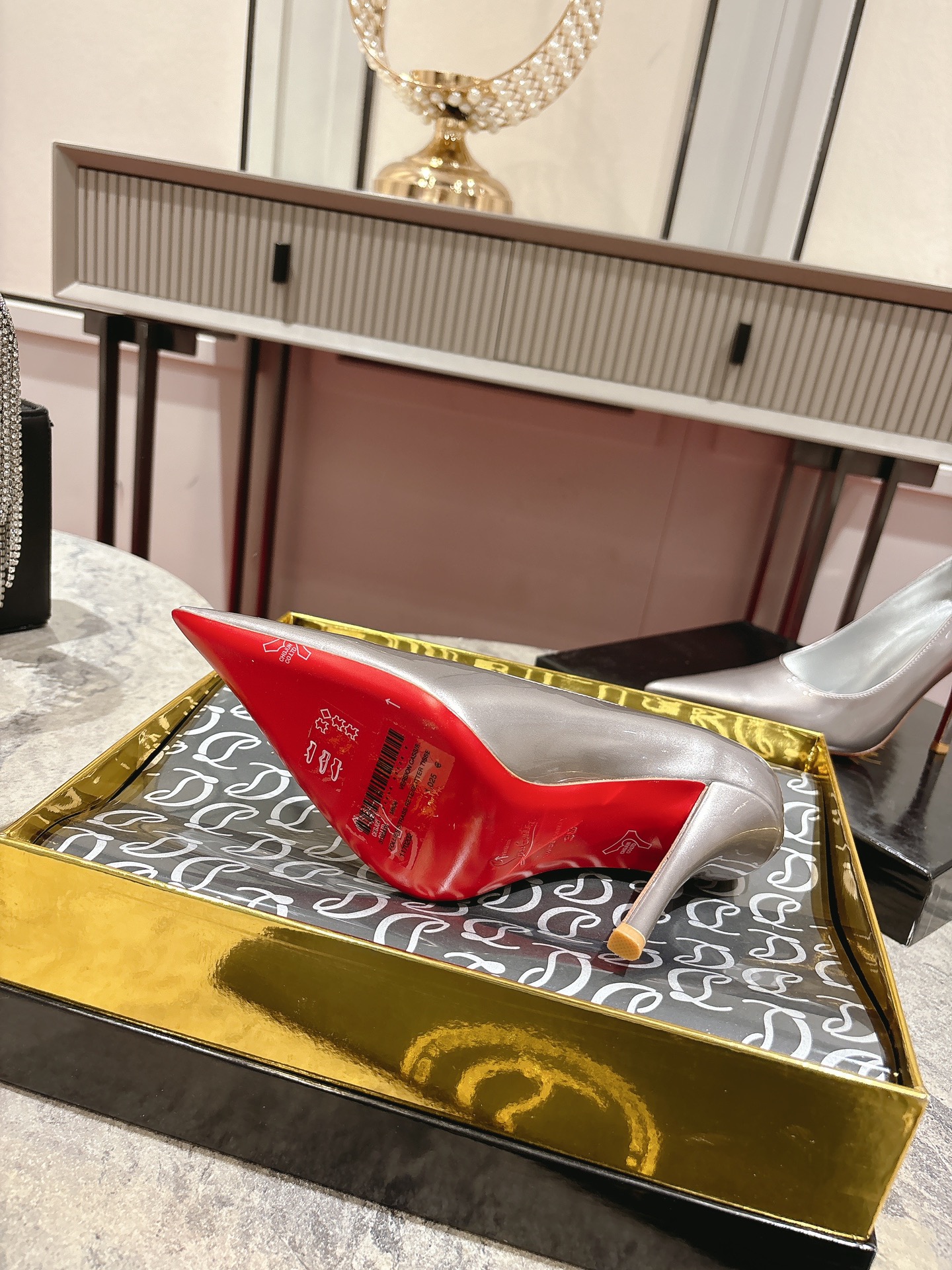 Iconic Louboutin Red Heeled Shoe with Everlasting Durability in Size 35-43 - 图片 9