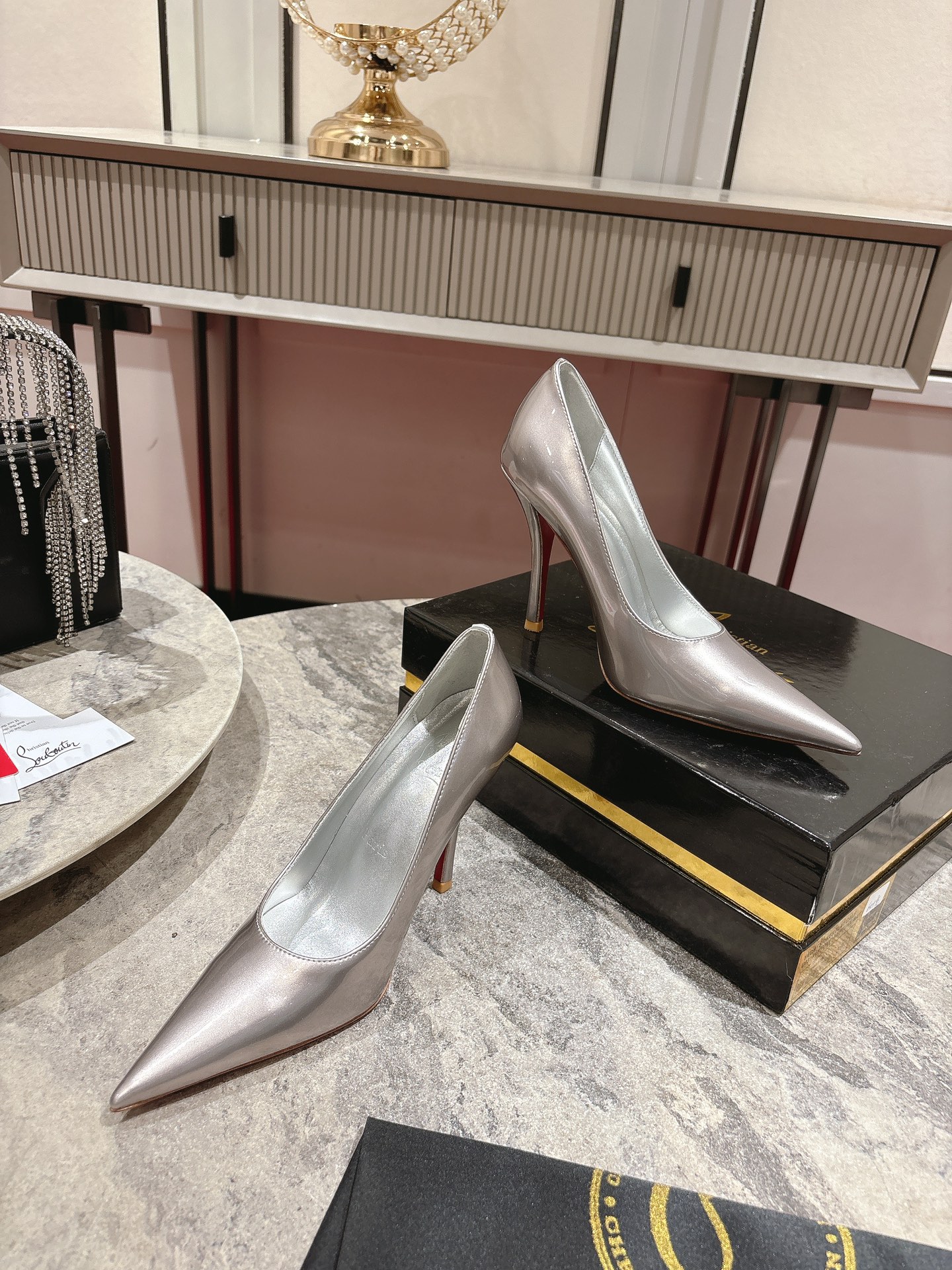 Iconic Louboutin Red Heeled Shoe with Everlasting Durability in Size 35-43 - 图片 2