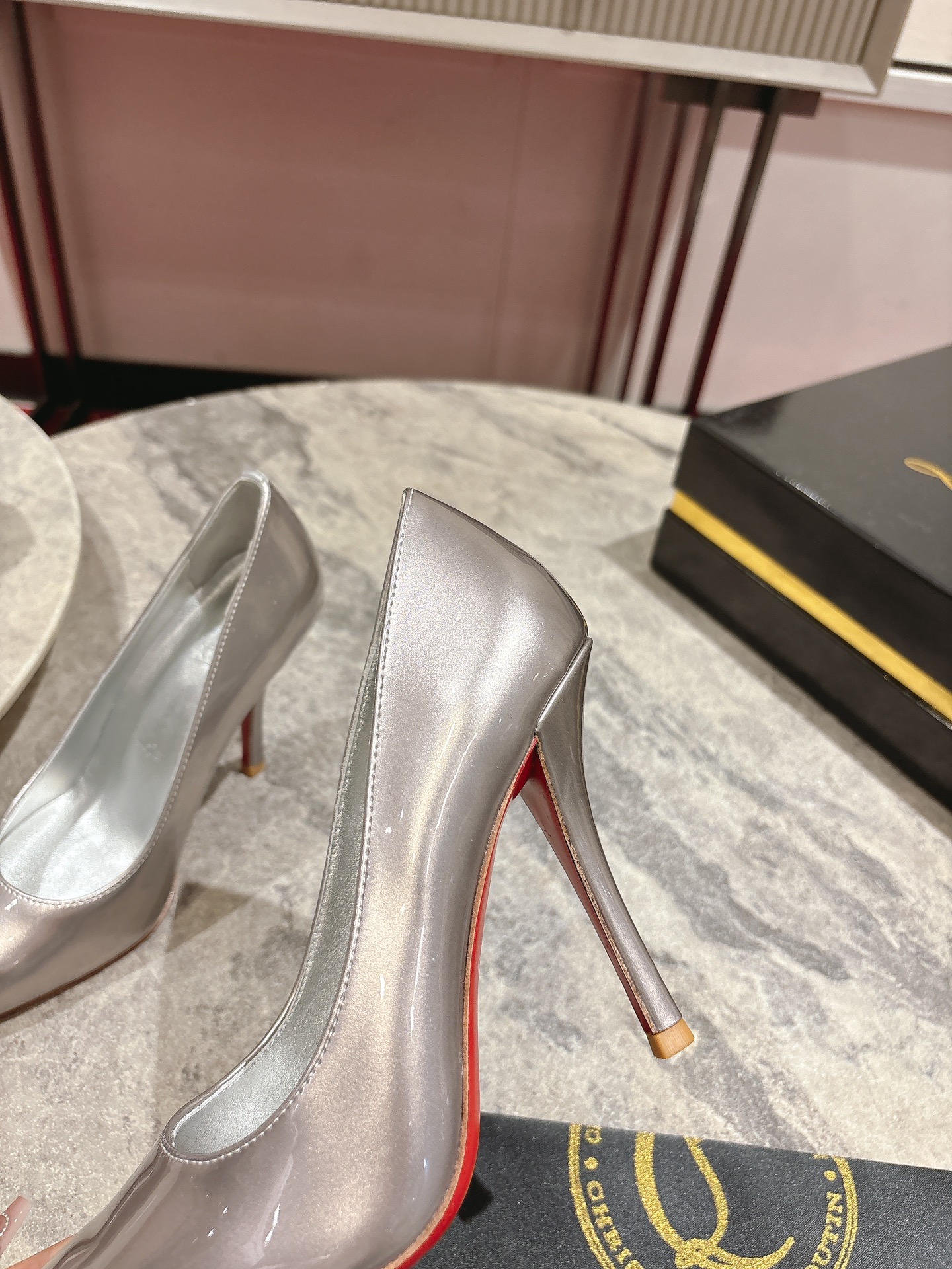 Iconic Louboutin Red Heeled Shoe with Everlasting Durability in Size 35-43 - 图片 8