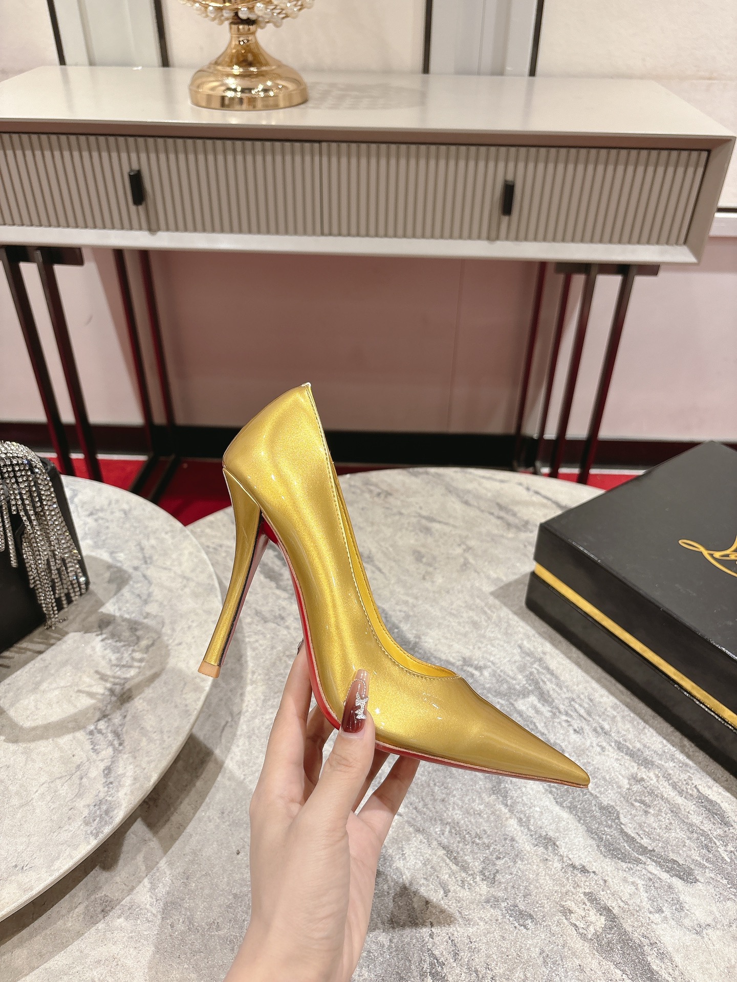 Louboutin Red Heel Shoe with Everlasting Red Base for Durability in Size 35-43. - 图片 2