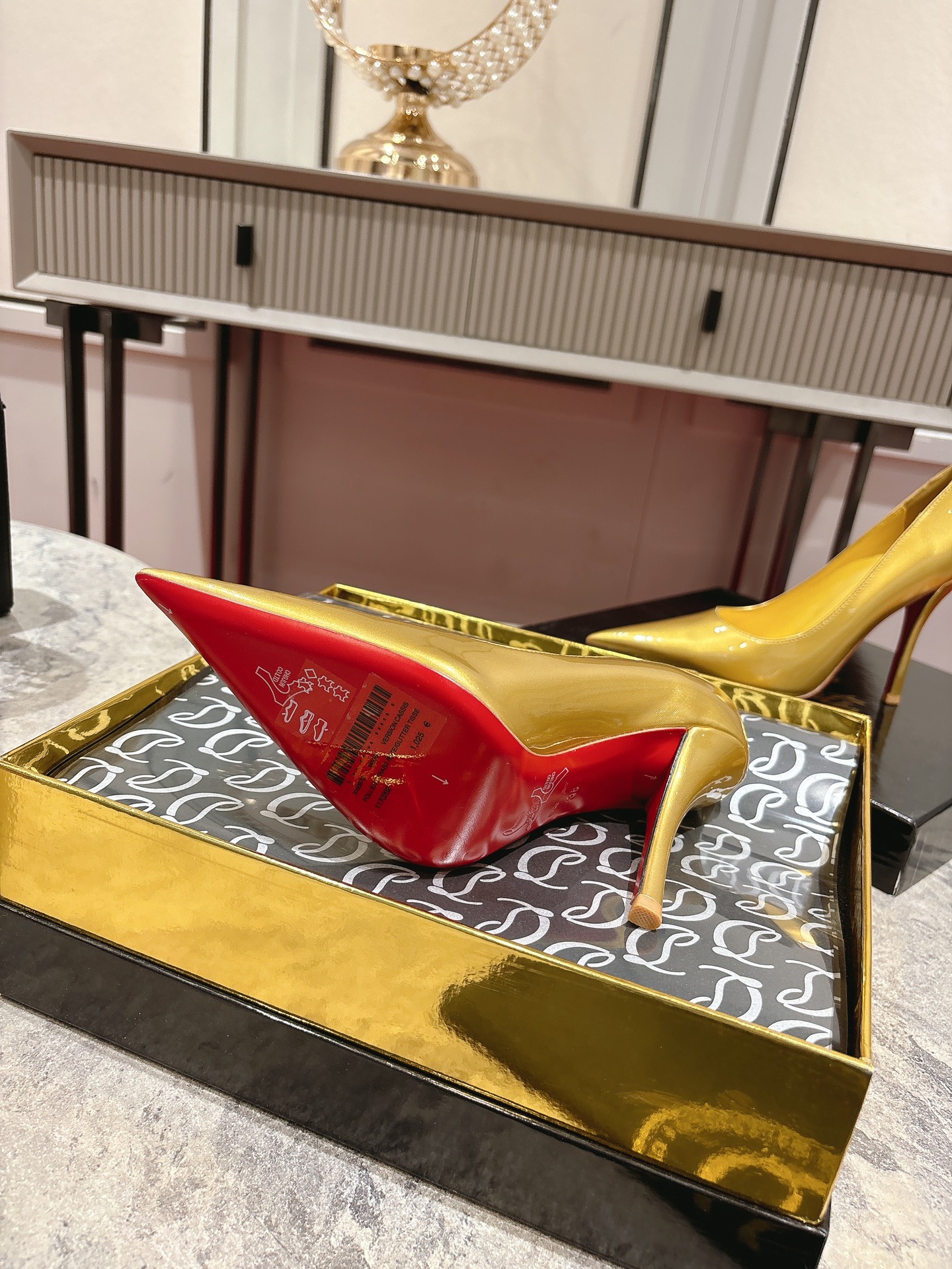 Louboutin Red Heel Shoe with Everlasting Red Base for Durability in Size 35-43. - 图片 9