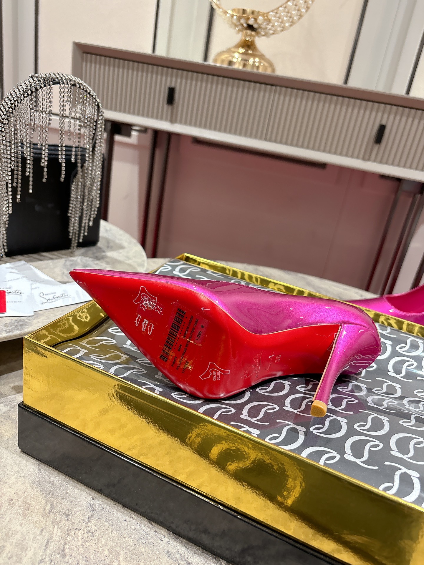 Louboutin Everlasting Red Heel Shoe with Innovative Coating for Durability. - 图片 9