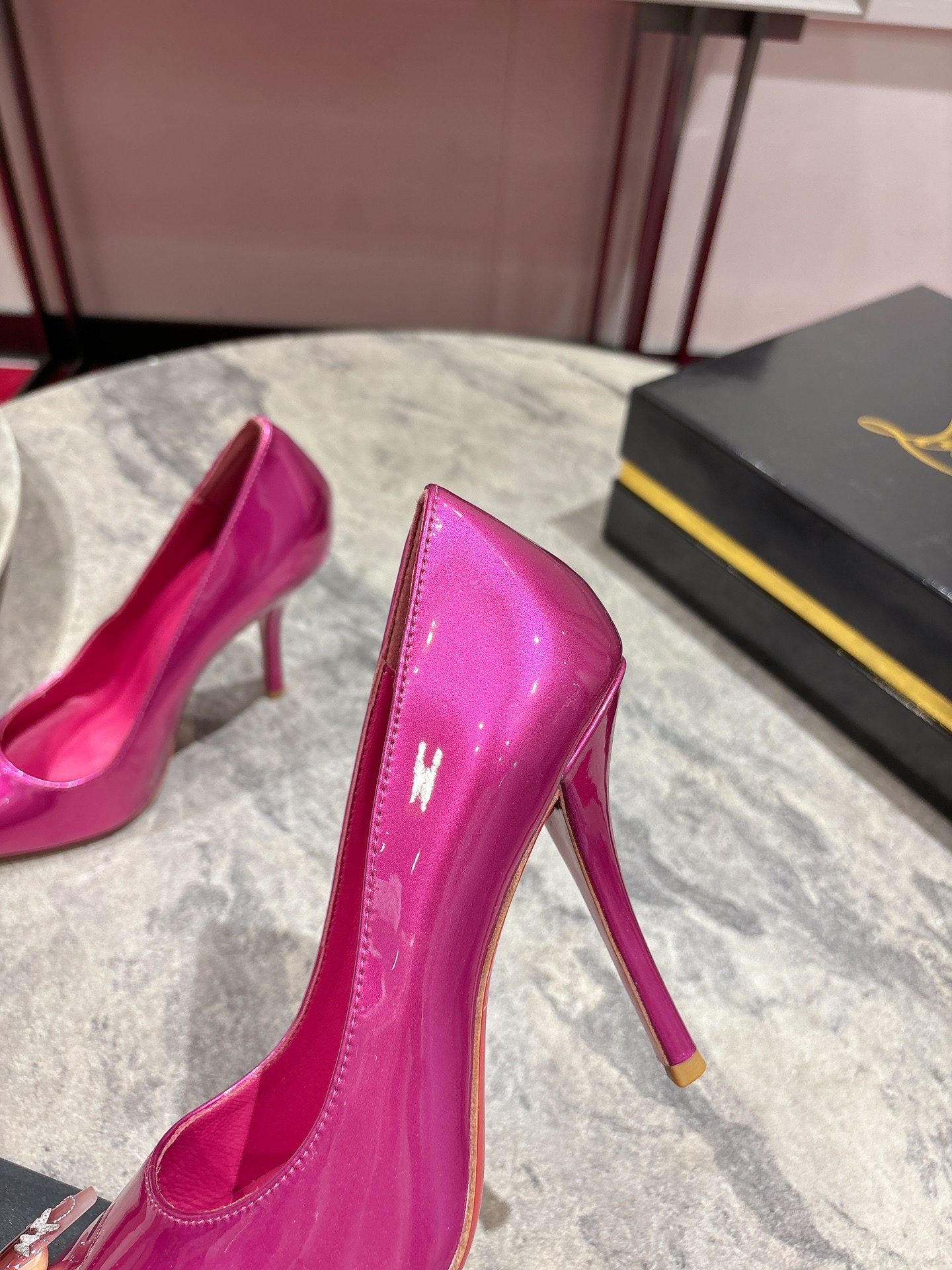 Louboutin Everlasting Red Heel Shoe with Innovative Coating for Durability. - 图片 8