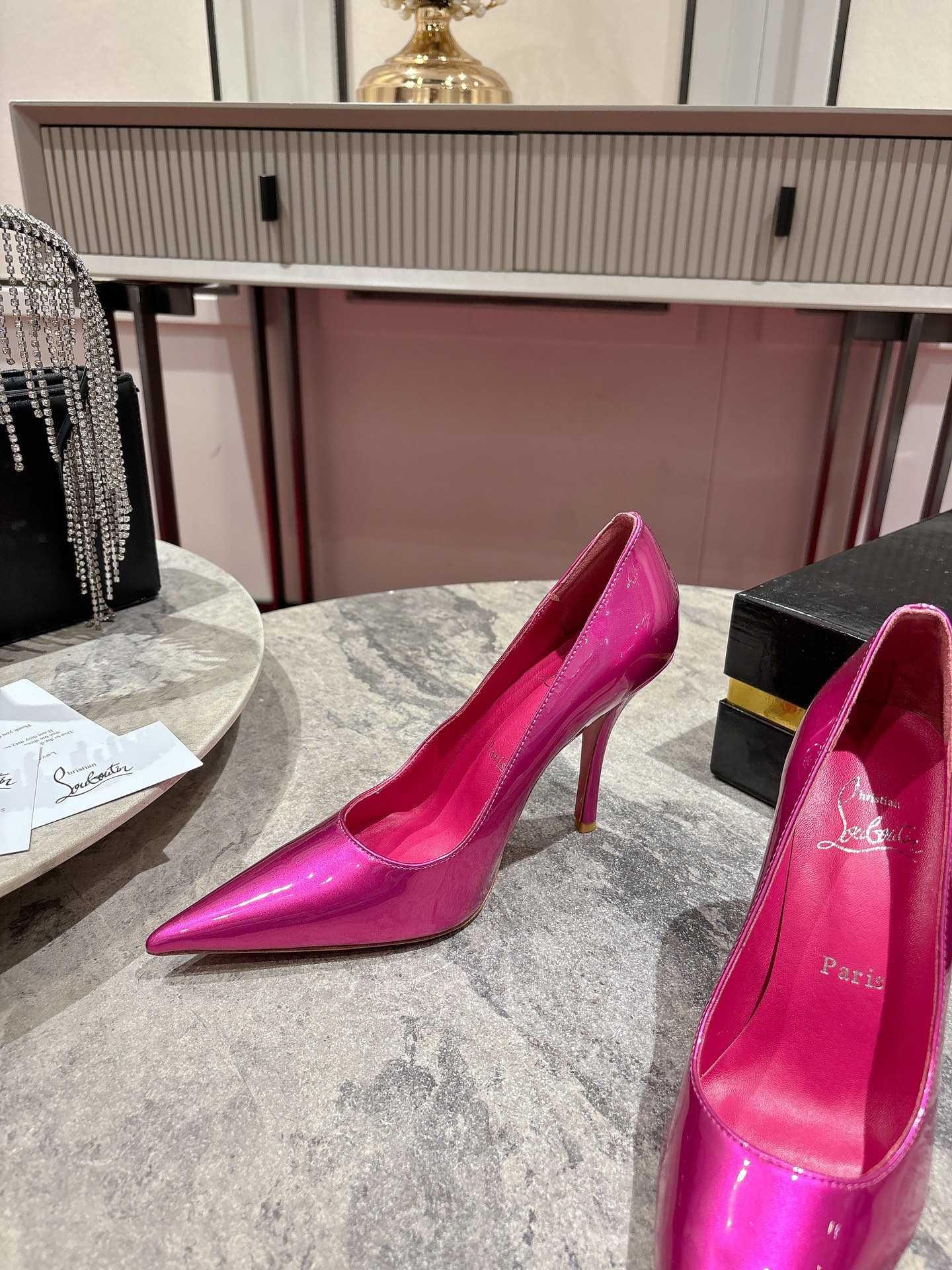 Louboutin Everlasting Red Heel Shoe with Innovative Coating for Durability. - 图片 4
