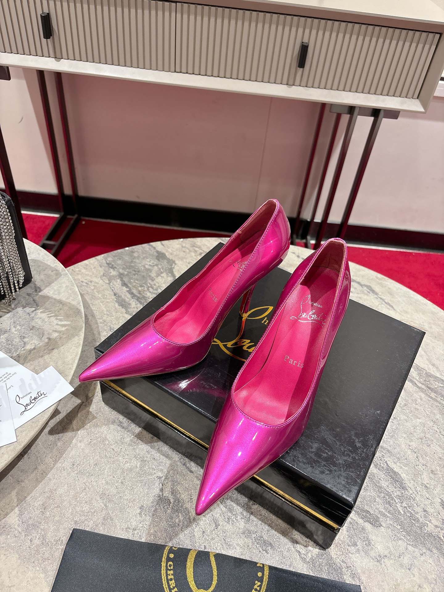 Louboutin Everlasting Red Heel Shoe with Innovative Coating for Durability. - 图片 2