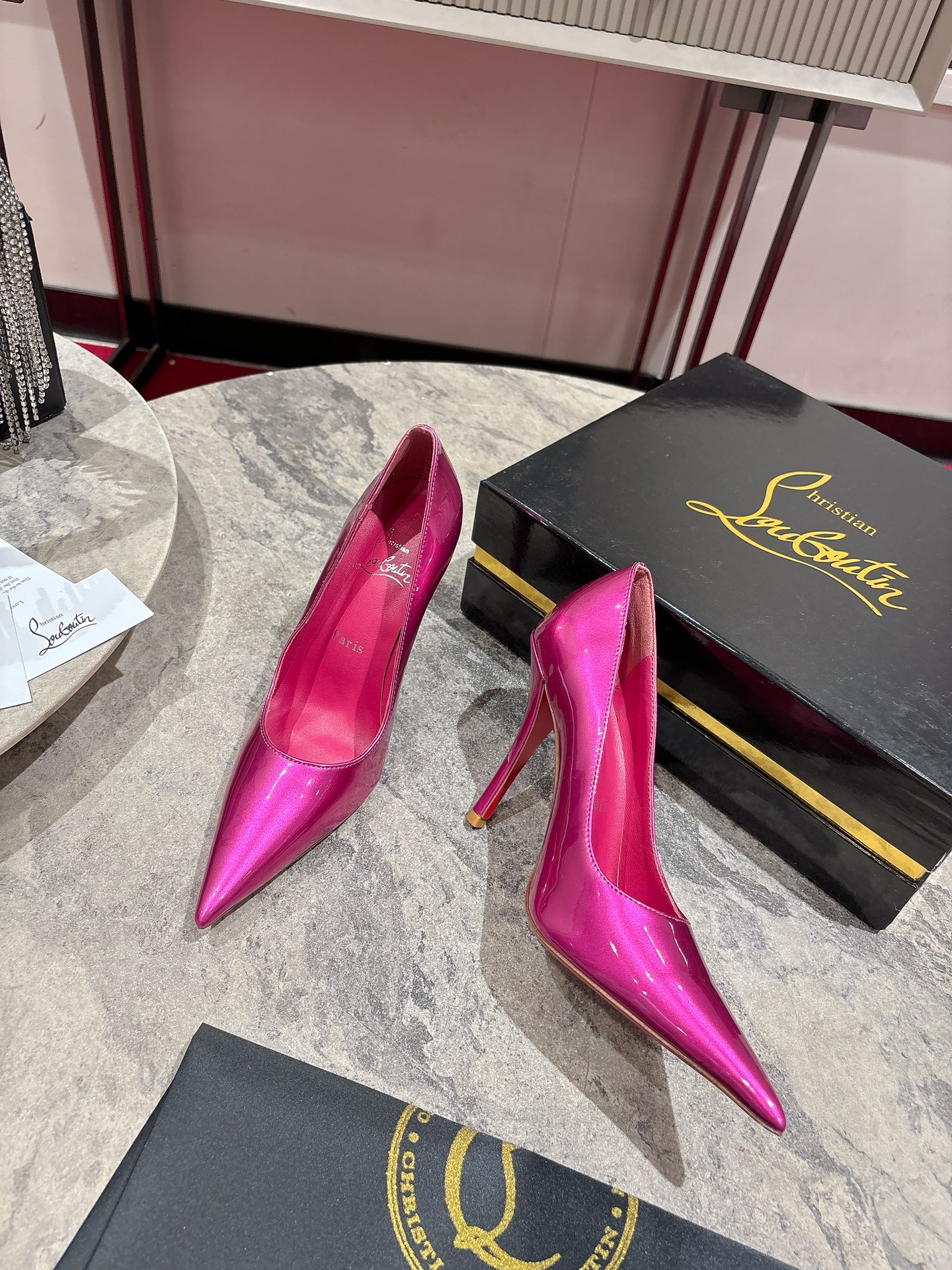 Louboutin Everlasting Red Heel Shoe with Innovative Coating for Durability. - 图片 5