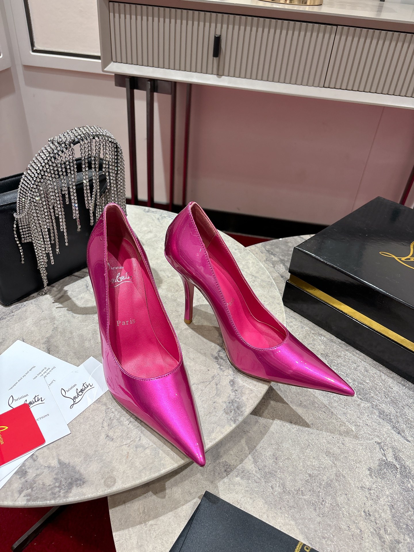Louboutin Everlasting Red Heel Shoe with Innovative Coating for Durability. - 图片 6