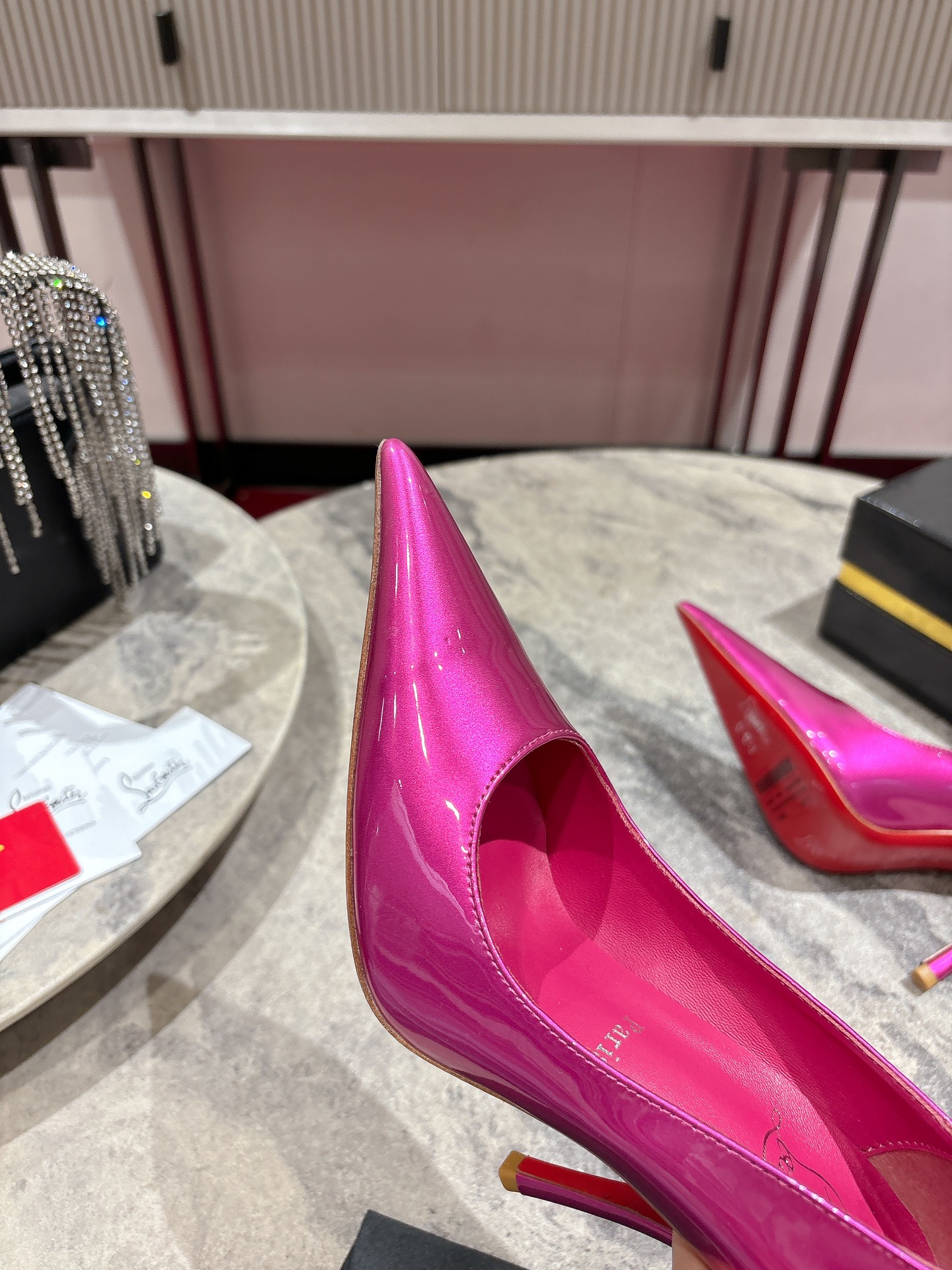 Louboutin Everlasting Red Heel Shoe with Innovative Coating for Durability. - 图片 7