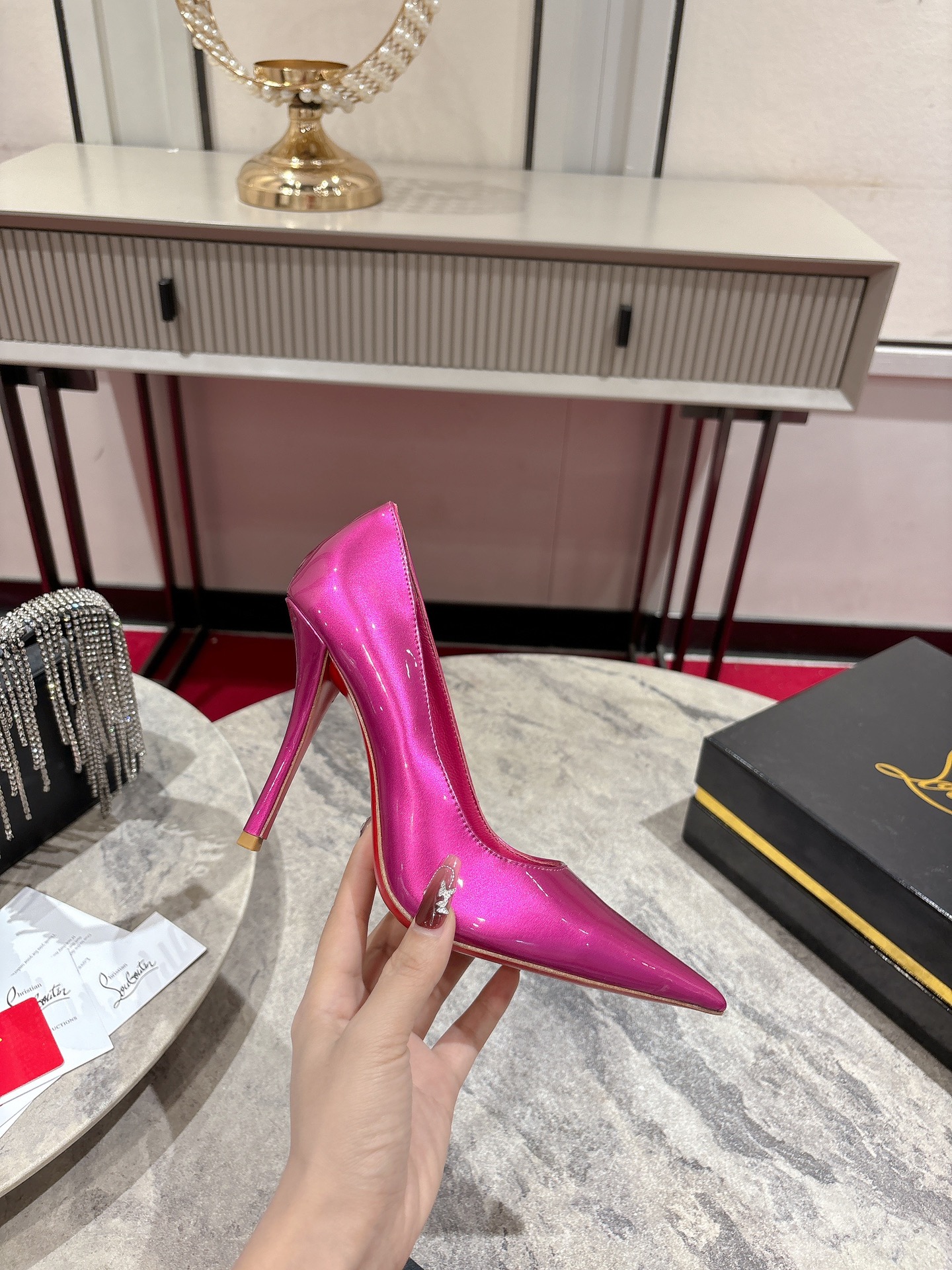 Louboutin Everlasting Red Heel Shoe with Innovative Coating for Durability. - 图片 3
