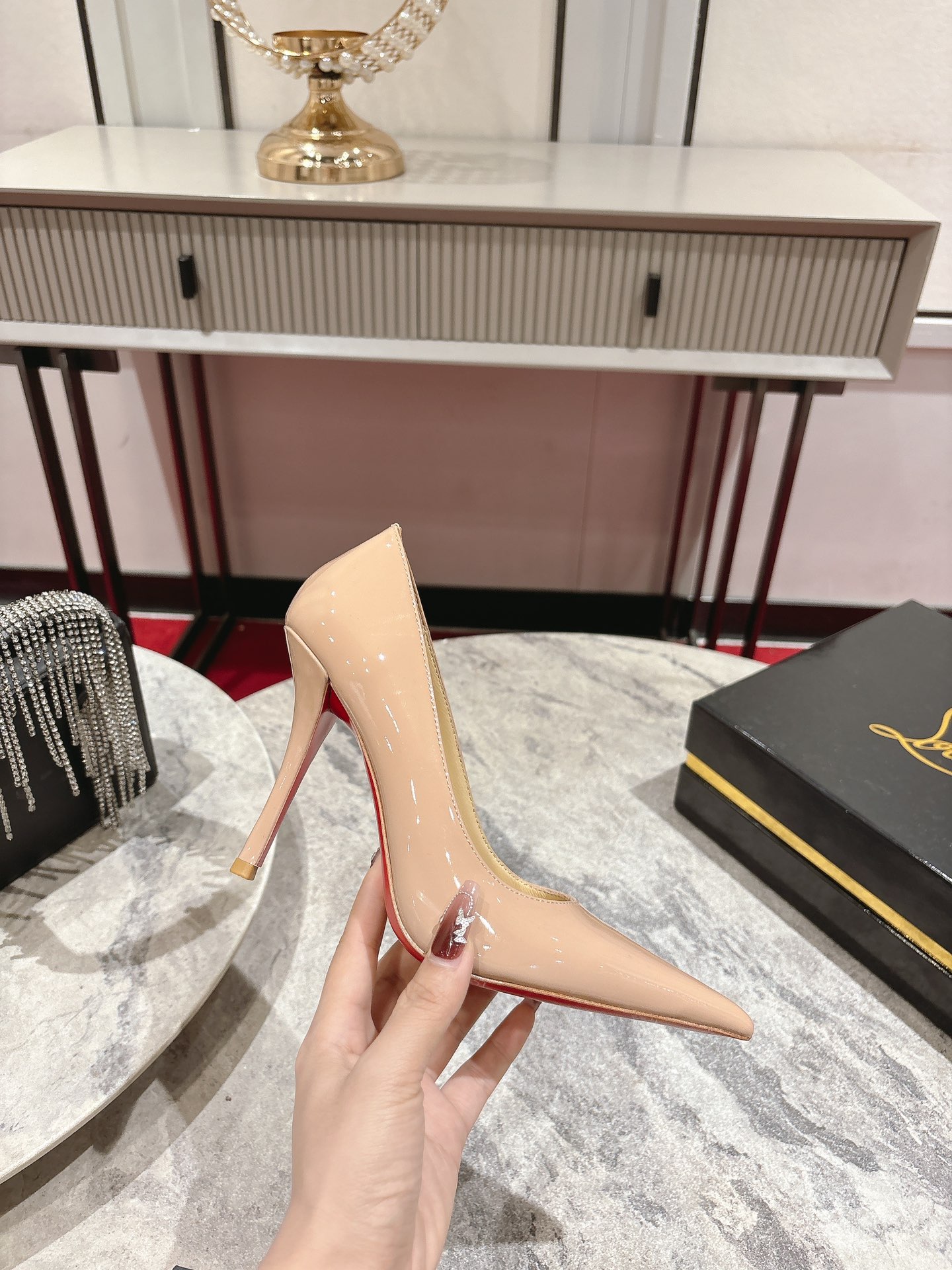 One-Shoe Louboutin Red Heel with Everlasting Red Base for Durability and Style - 图片 2