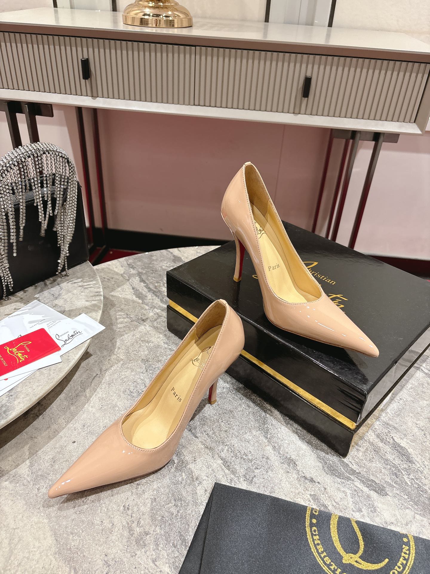 One-Shoe Louboutin Red Heel with Everlasting Red Base for Durability and Style - 图片 4