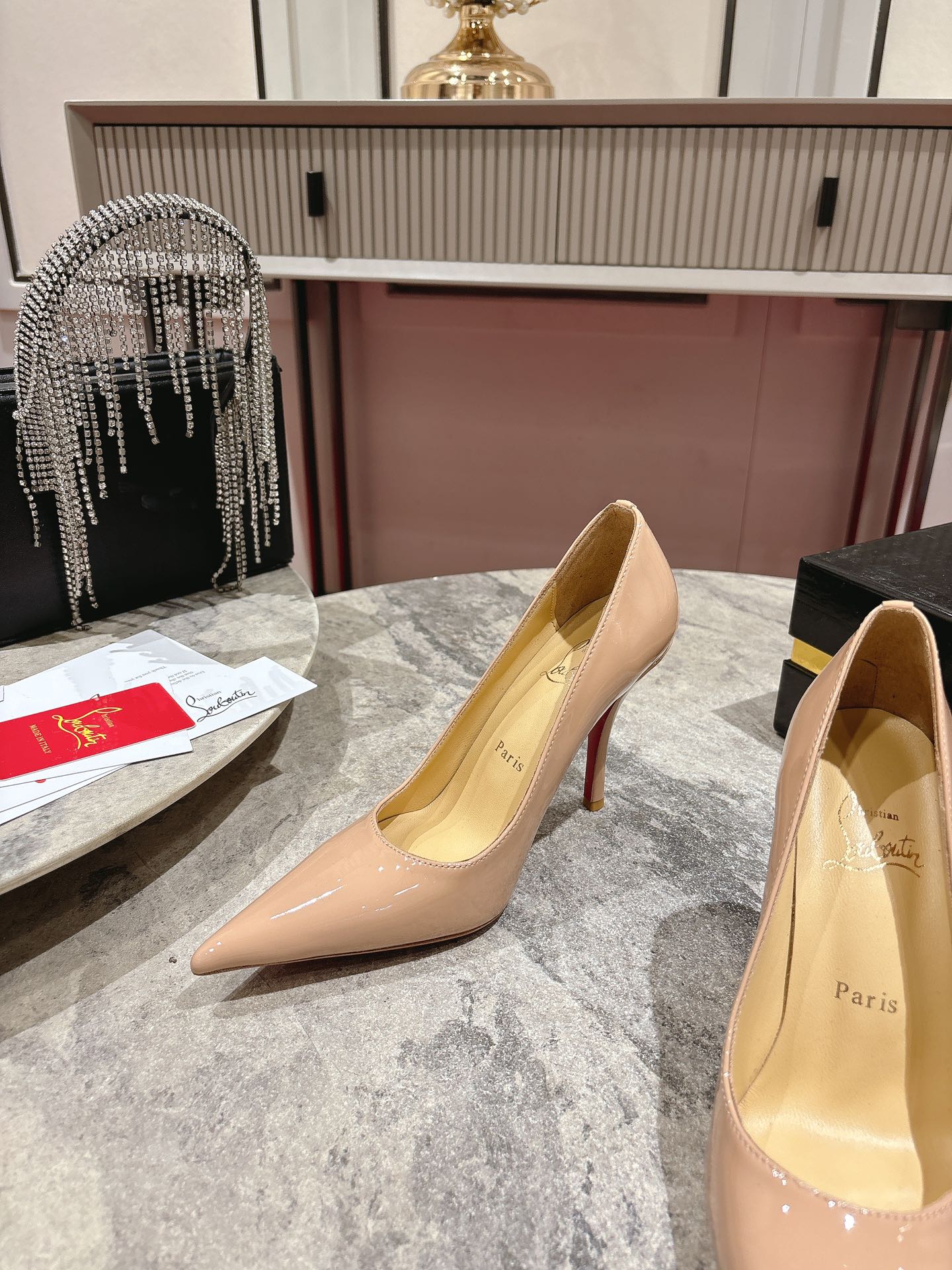 One-Shoe Louboutin Red Heel with Everlasting Red Base for Durability and Style - 图片 6