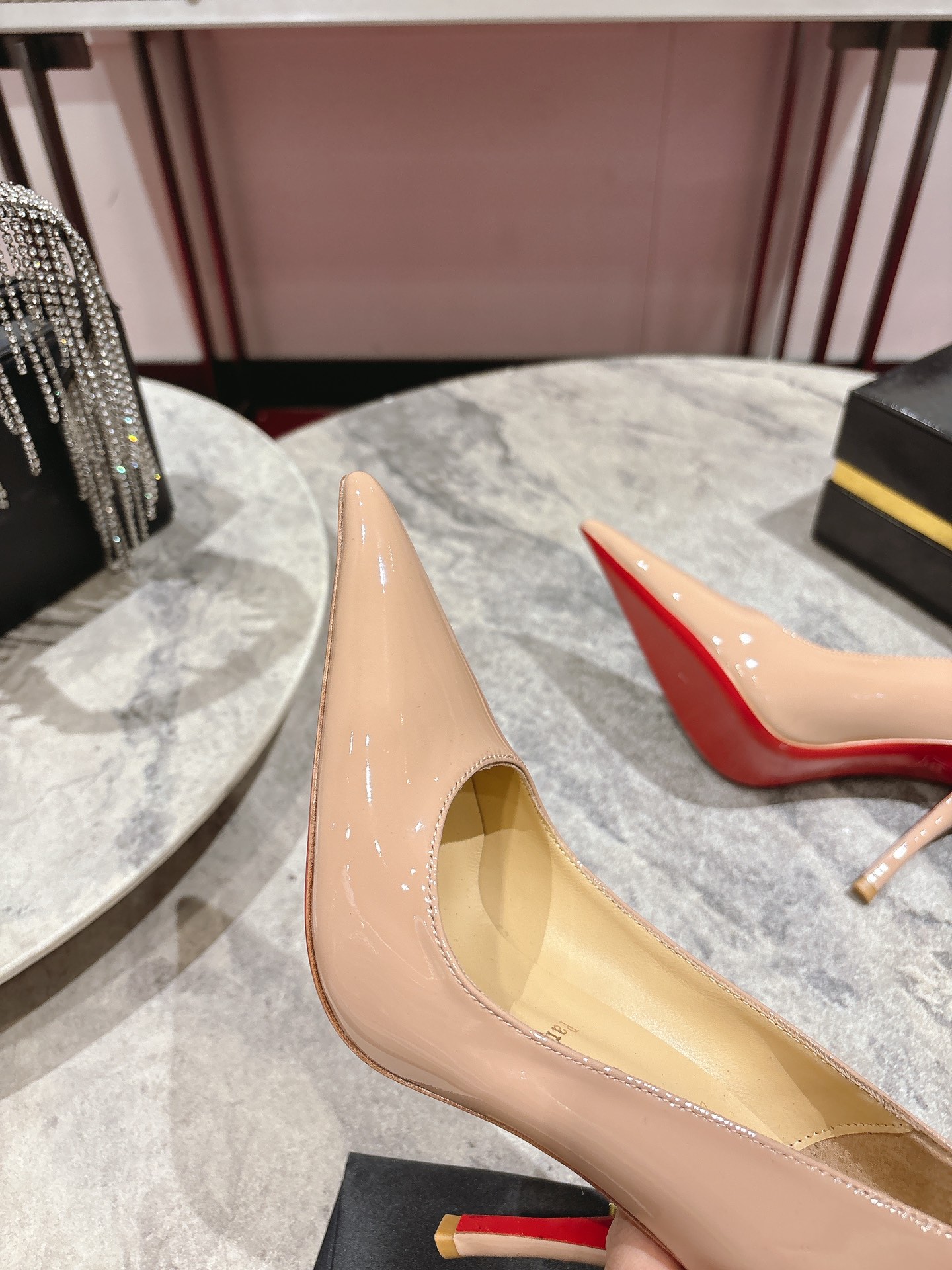 One-Shoe Louboutin Red Heel with Everlasting Red Base for Durability and Style - 图片 7