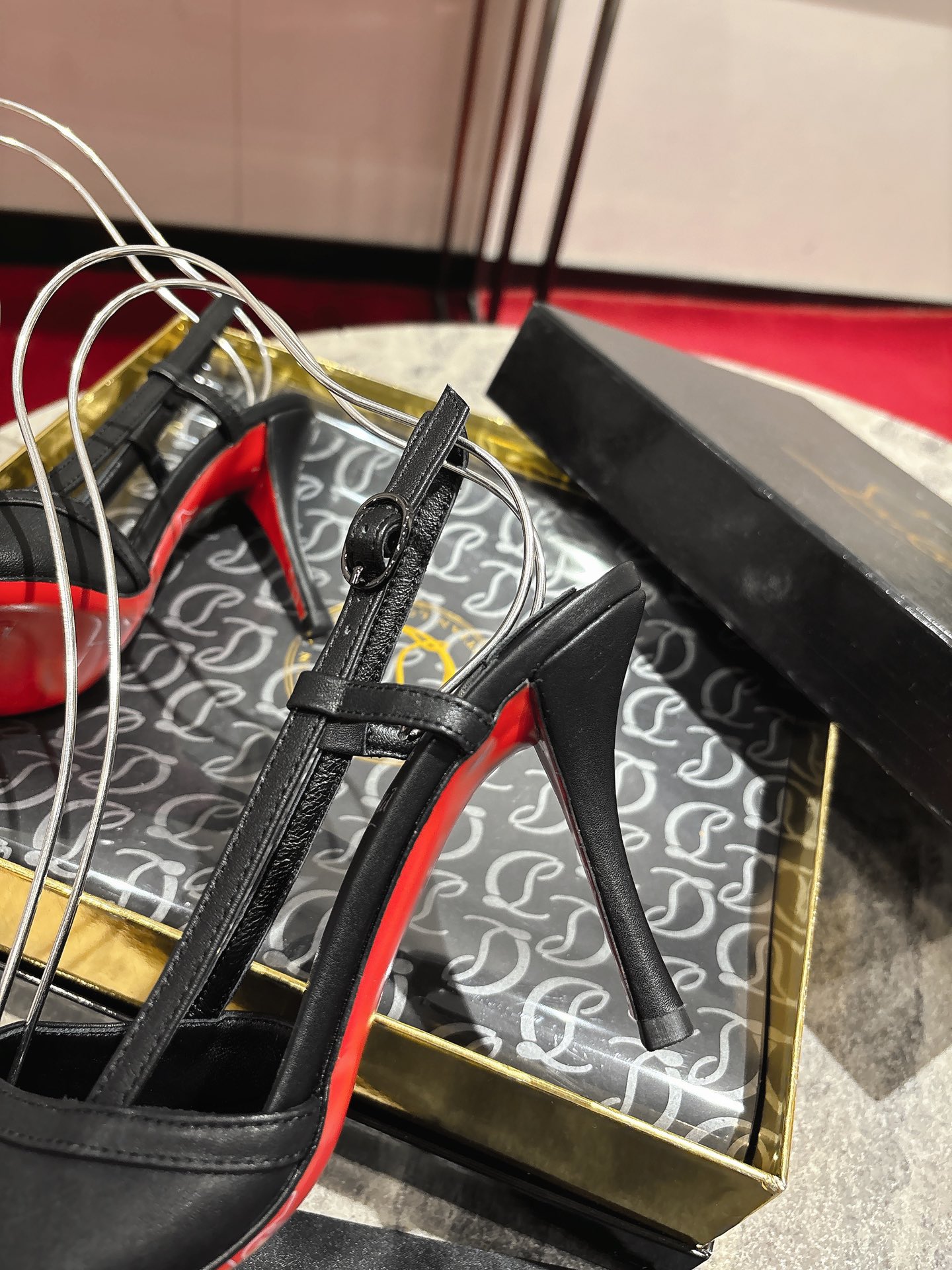 Christian Louboutin White Calfskin Sandals with Crystal Detail, 85mm heel, sizes 34-43. Signature red soles. - 图片 9