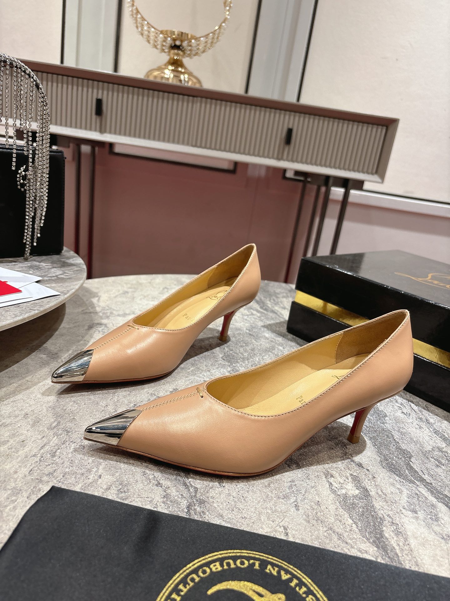 Title: Louboutin Everlasting Red Shoe with 5.5mm Heel Summary: Iconic black Louboutin shoe with durable “Everlasting Red” base, silver hardware, - 图片 2