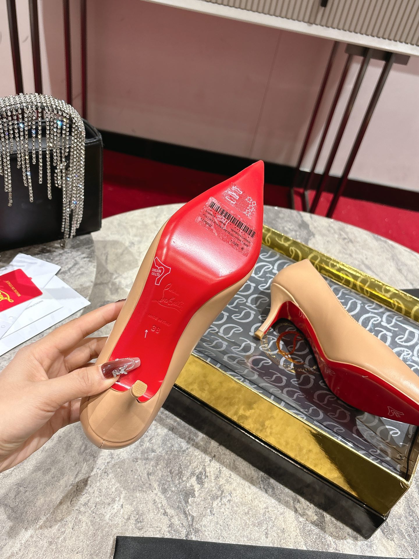 Title: Louboutin Everlasting Red Shoe with 5.5mm Heel Summary: Iconic black Louboutin shoe with durable “Everlasting Red” base, silver hardware, - 图片 9