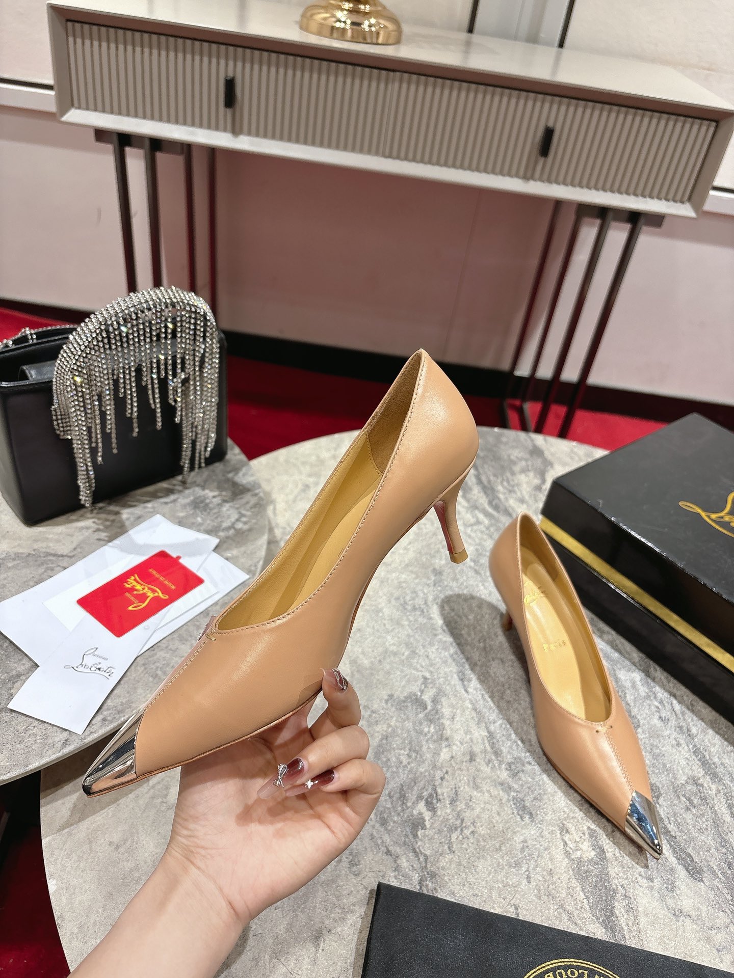 Title: Louboutin Everlasting Red Shoe with 5.5mm Heel Summary: Iconic black Louboutin shoe with durable “Everlasting Red” base, silver hardware, - 图片 3