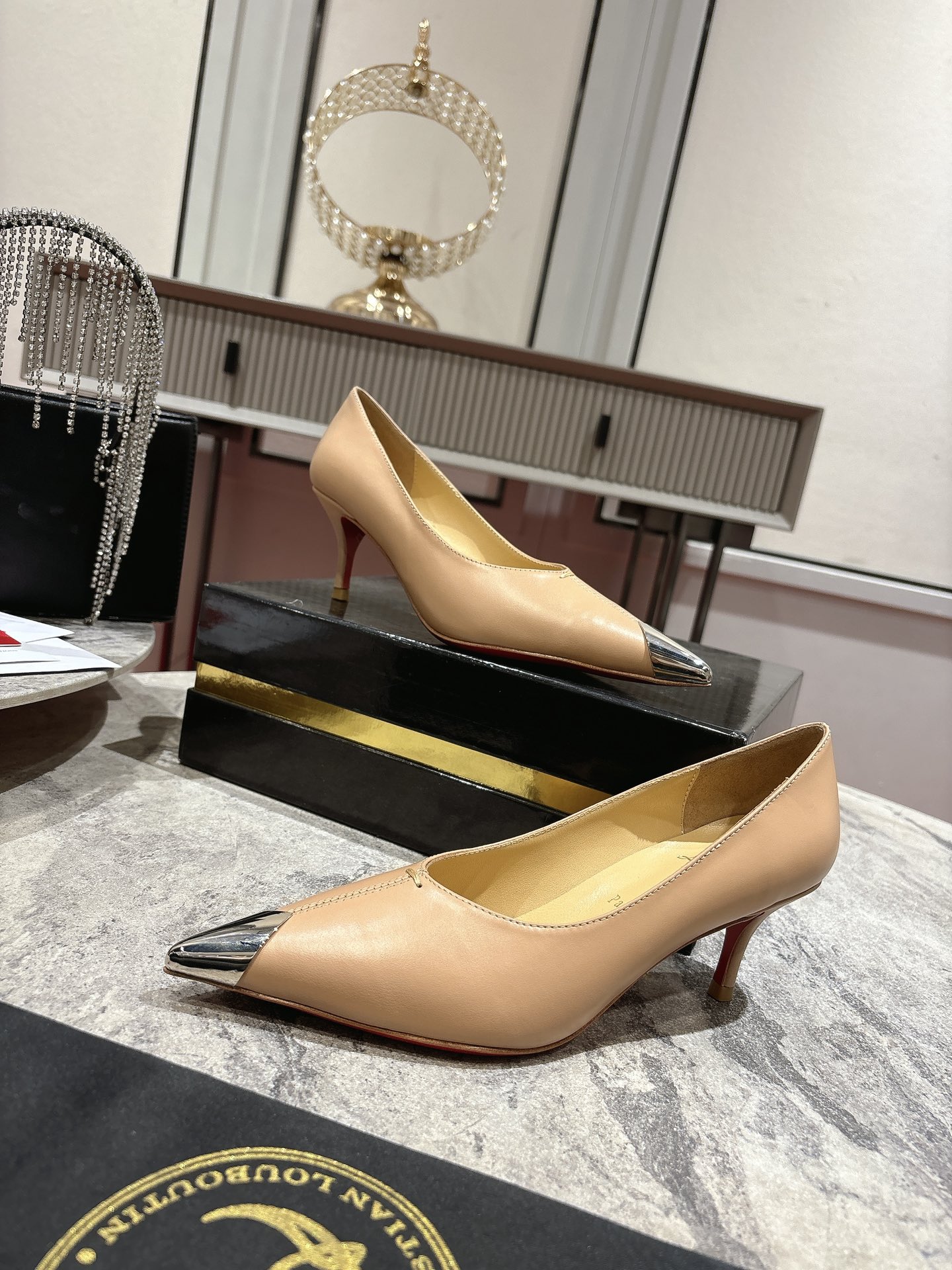 Title: Louboutin Everlasting Red Shoe with 5.5mm Heel Summary: Iconic black Louboutin shoe with durable “Everlasting Red” base, silver hardware, - 图片 6