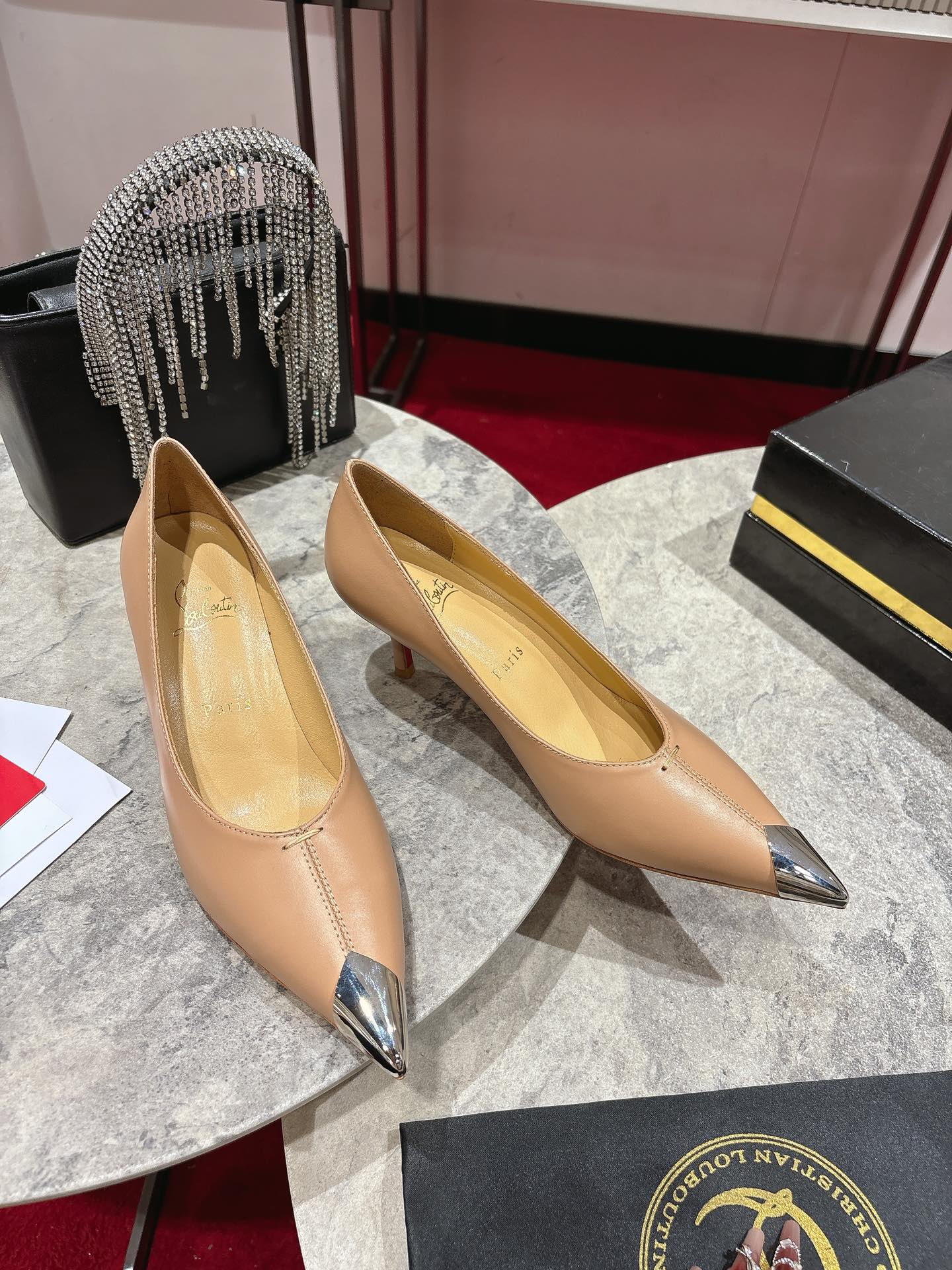 Title: Louboutin Everlasting Red Shoe with 5.5mm Heel Summary: Iconic black Louboutin shoe with durable “Everlasting Red” base, silver hardware, - 图片 4