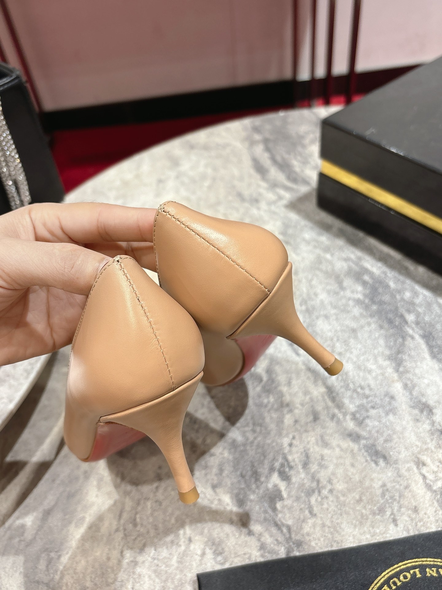 Title: Louboutin Everlasting Red Shoe with 5.5mm Heel Summary: Iconic black Louboutin shoe with durable “Everlasting Red” base, silver hardware, - 图片 8