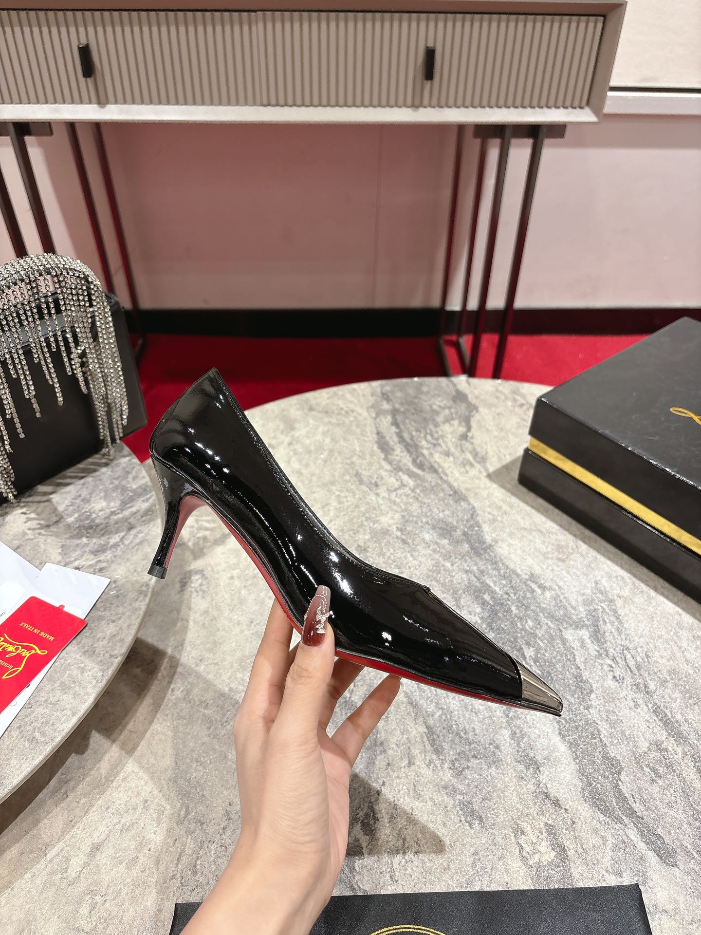 “Iconic Louboutin Everlasting Red Shoe with Durable Coating Technique” - 图片 4