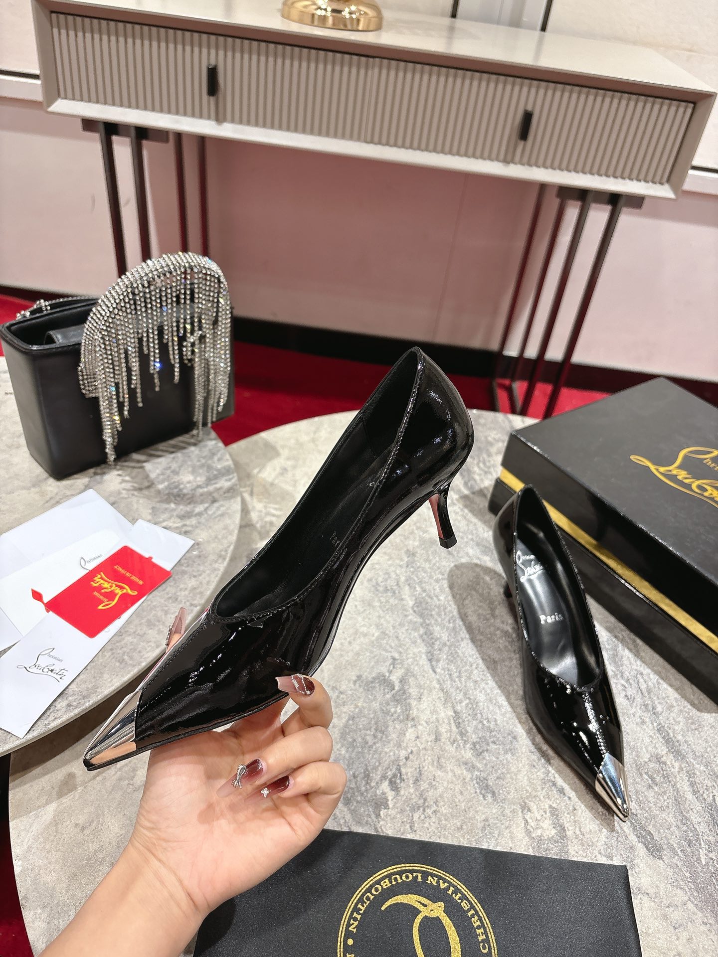 “Iconic Louboutin Everlasting Red Shoe with Durable Coating Technique” - 图片 3