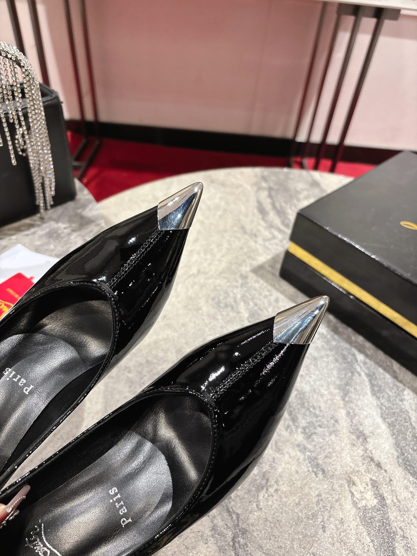 “Iconic Louboutin Everlasting Red Shoe with Durable Coating Technique” - 图片 7
