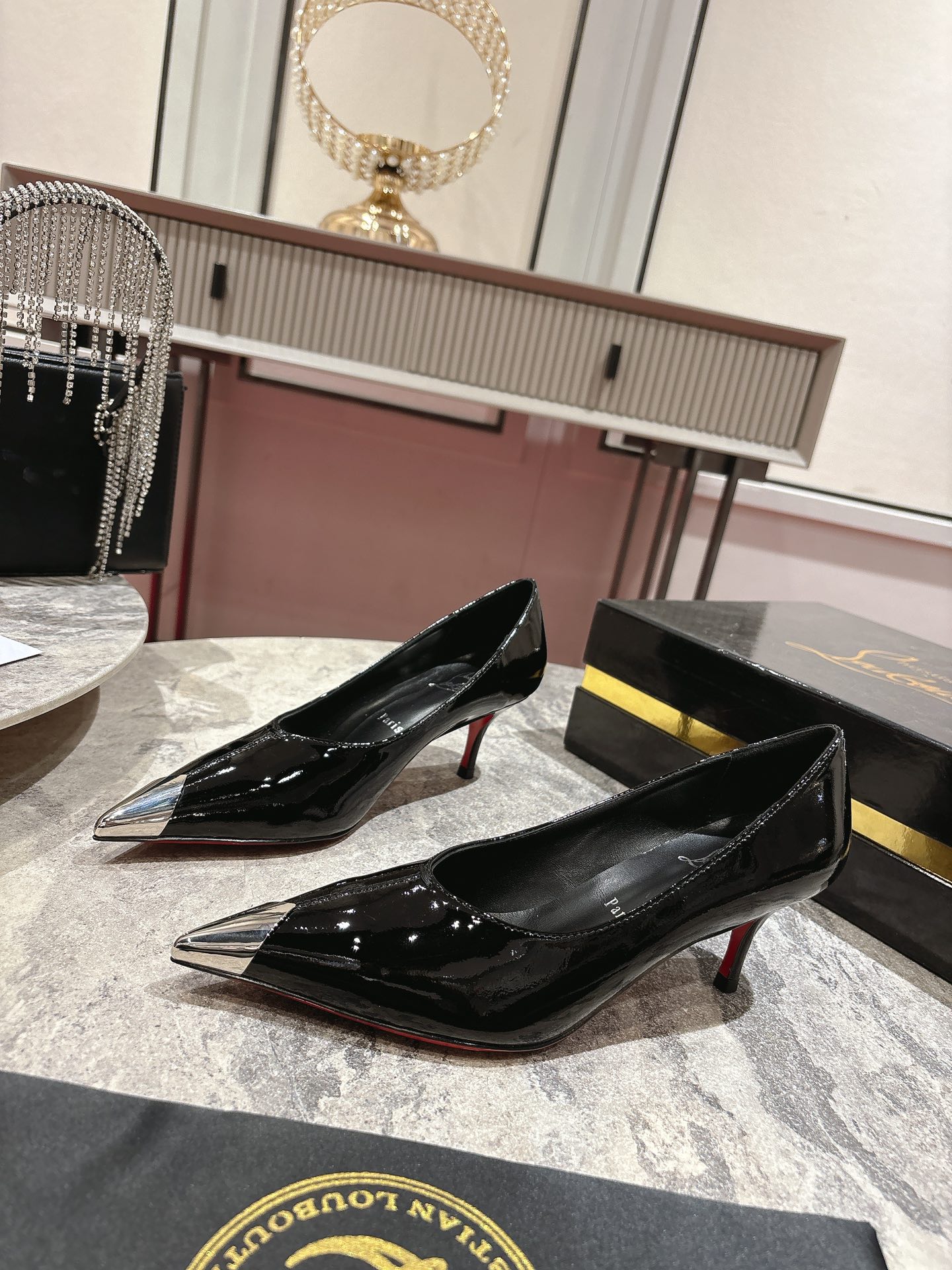 “Iconic Louboutin Everlasting Red Shoe with Durable Coating Technique” - 图片 2