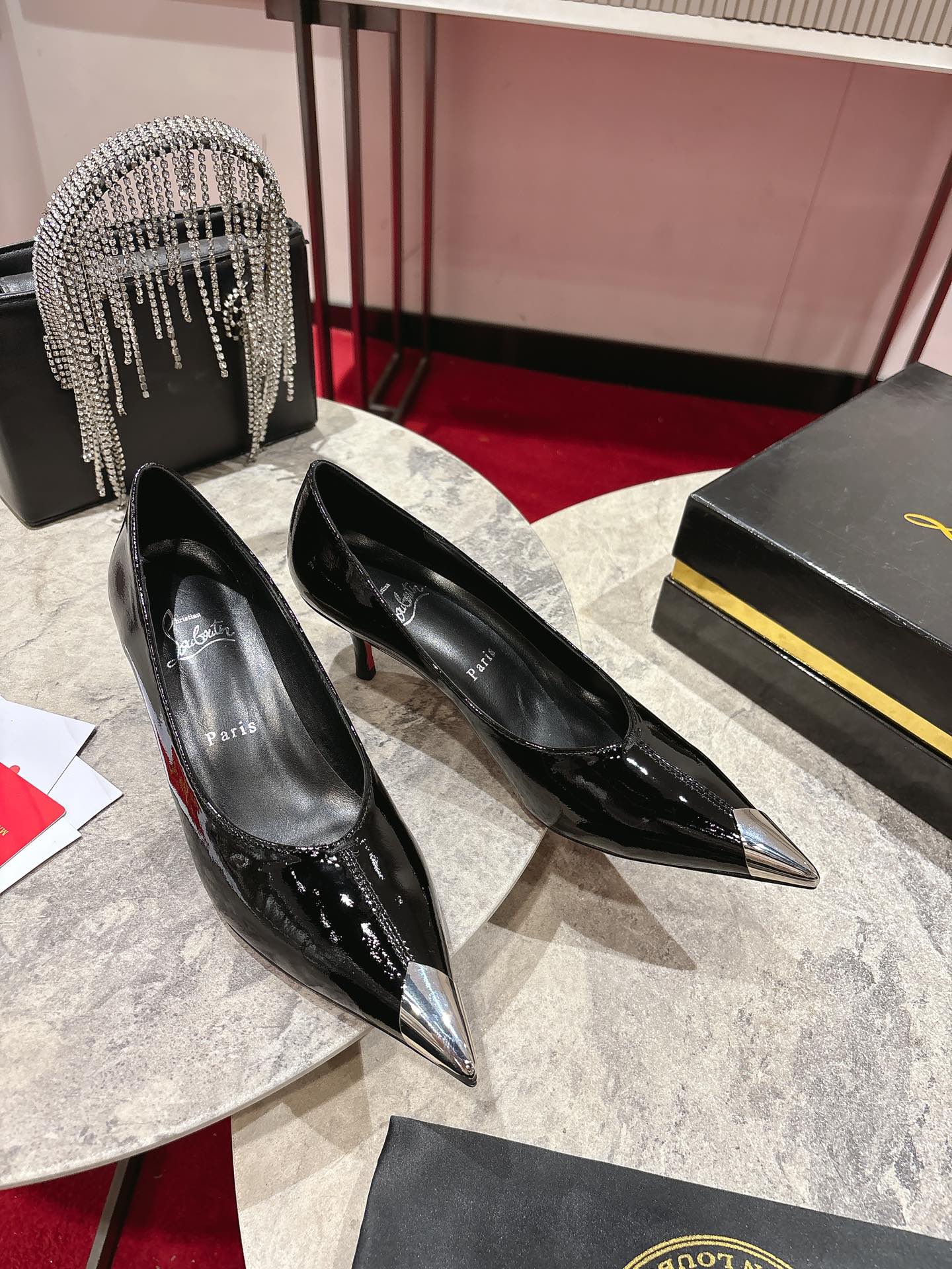 “Iconic Louboutin Everlasting Red Shoe with Durable Coating Technique” - 图片 5