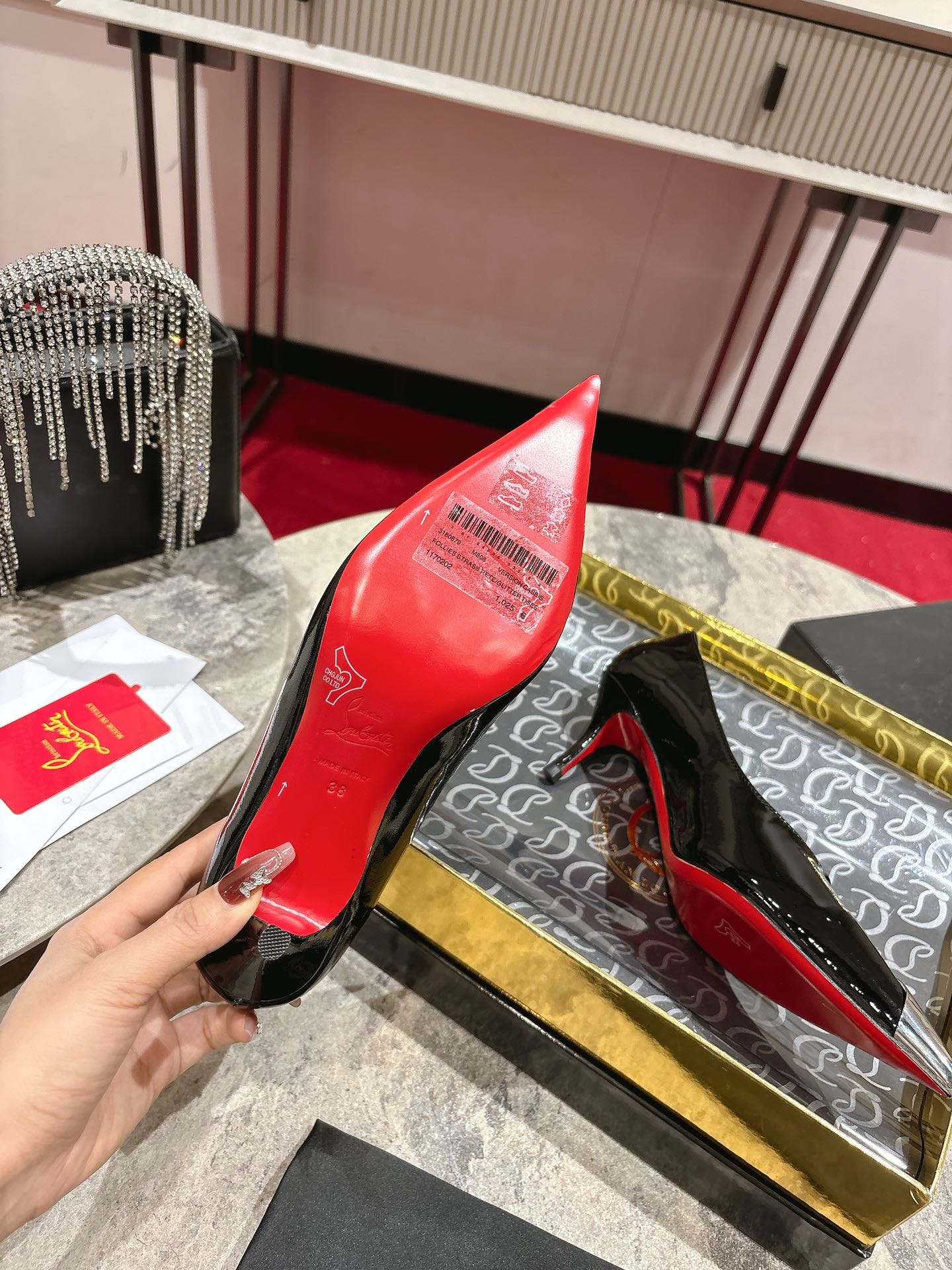 “Iconic Louboutin Everlasting Red Shoe with Durable Coating Technique” - 图片 8