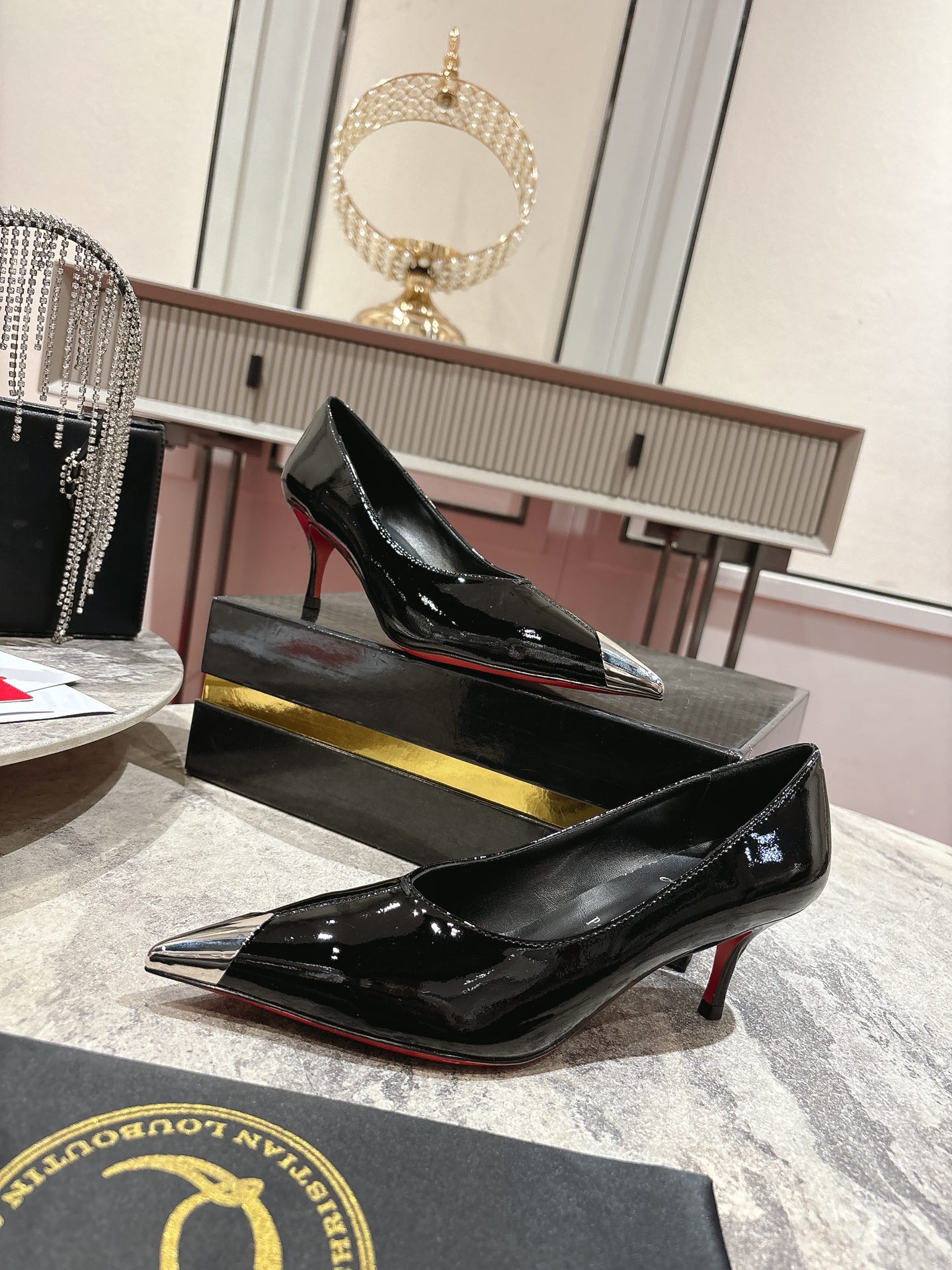“Iconic Louboutin Everlasting Red Shoe with Durable Coating Technique” - 图片 6