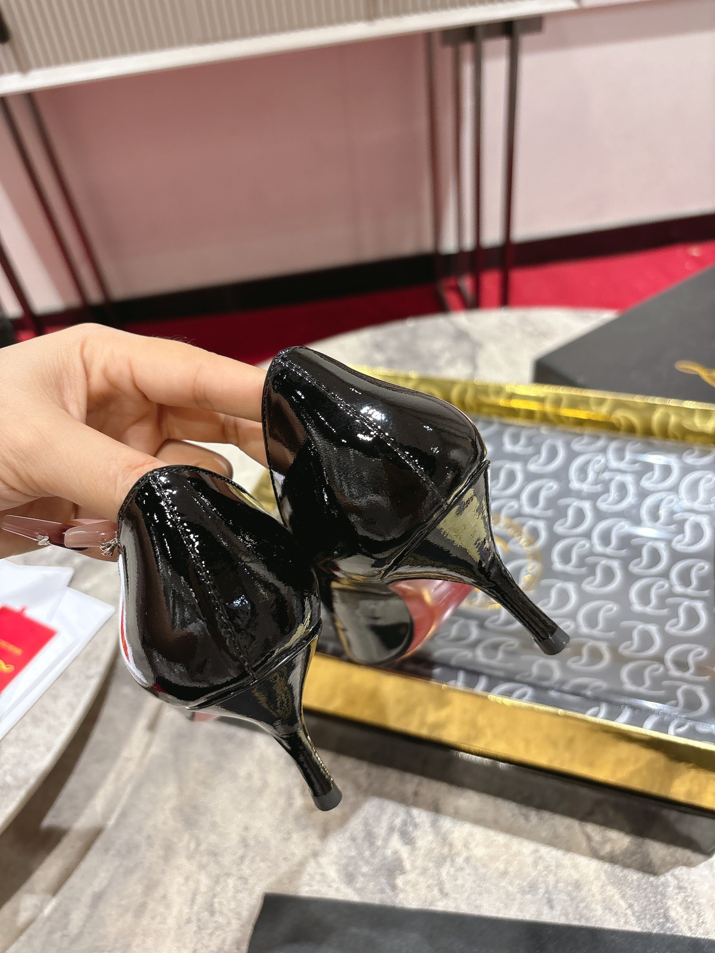 “Iconic Louboutin Everlasting Red Shoe with Durable Coating Technique” - 图片 9