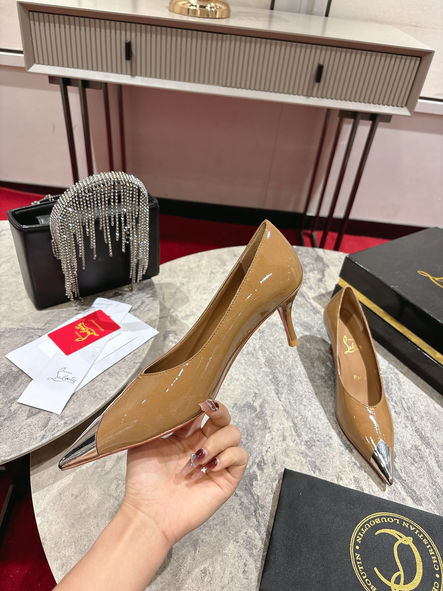 “Iconic Louboutin Black High Heel Shoe with Everlasting Red Base – Size 35-43” - 图片 3