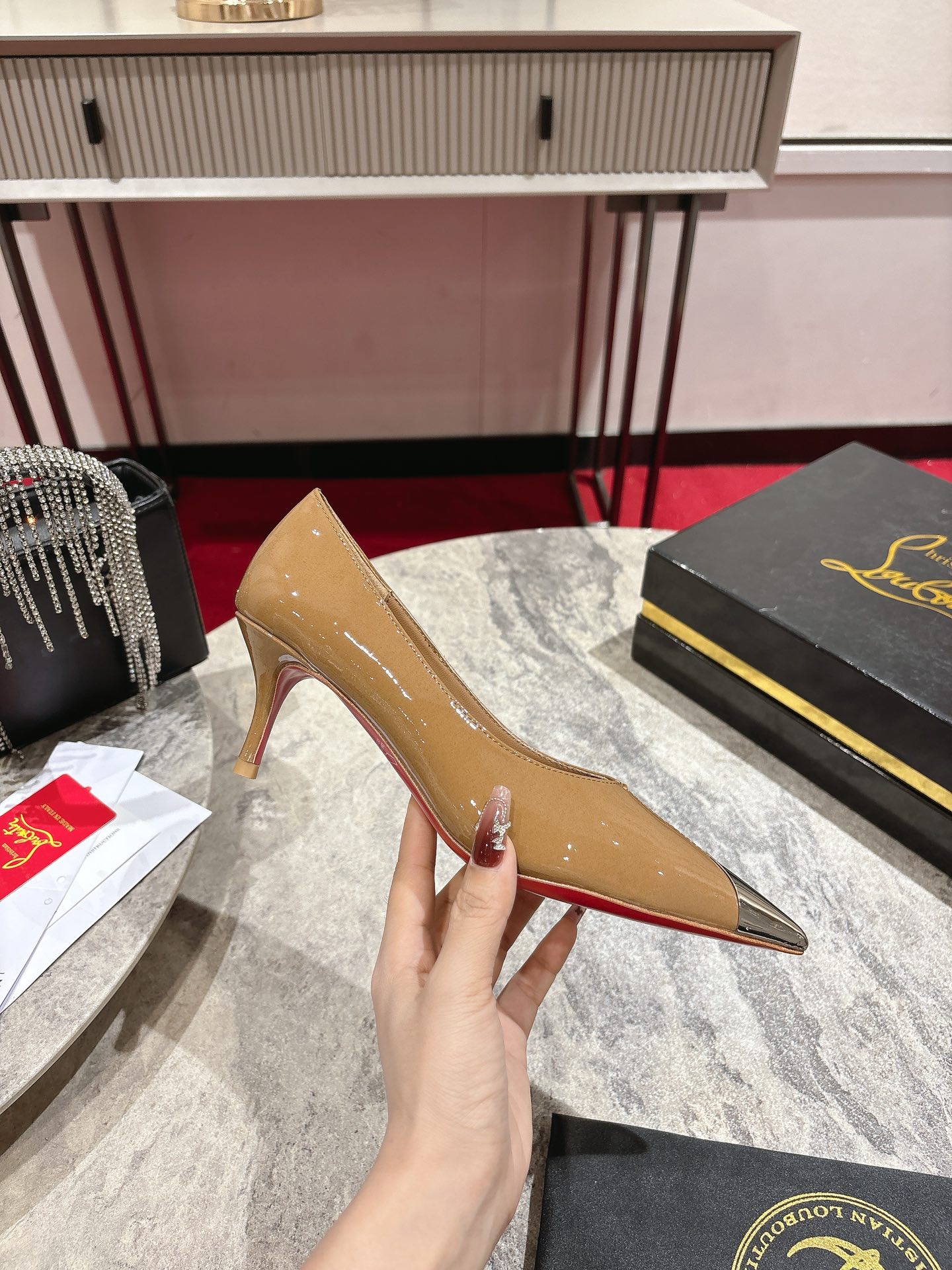 “Iconic Louboutin Black High Heel Shoe with Everlasting Red Base – Size 35-43” - 图片 4
