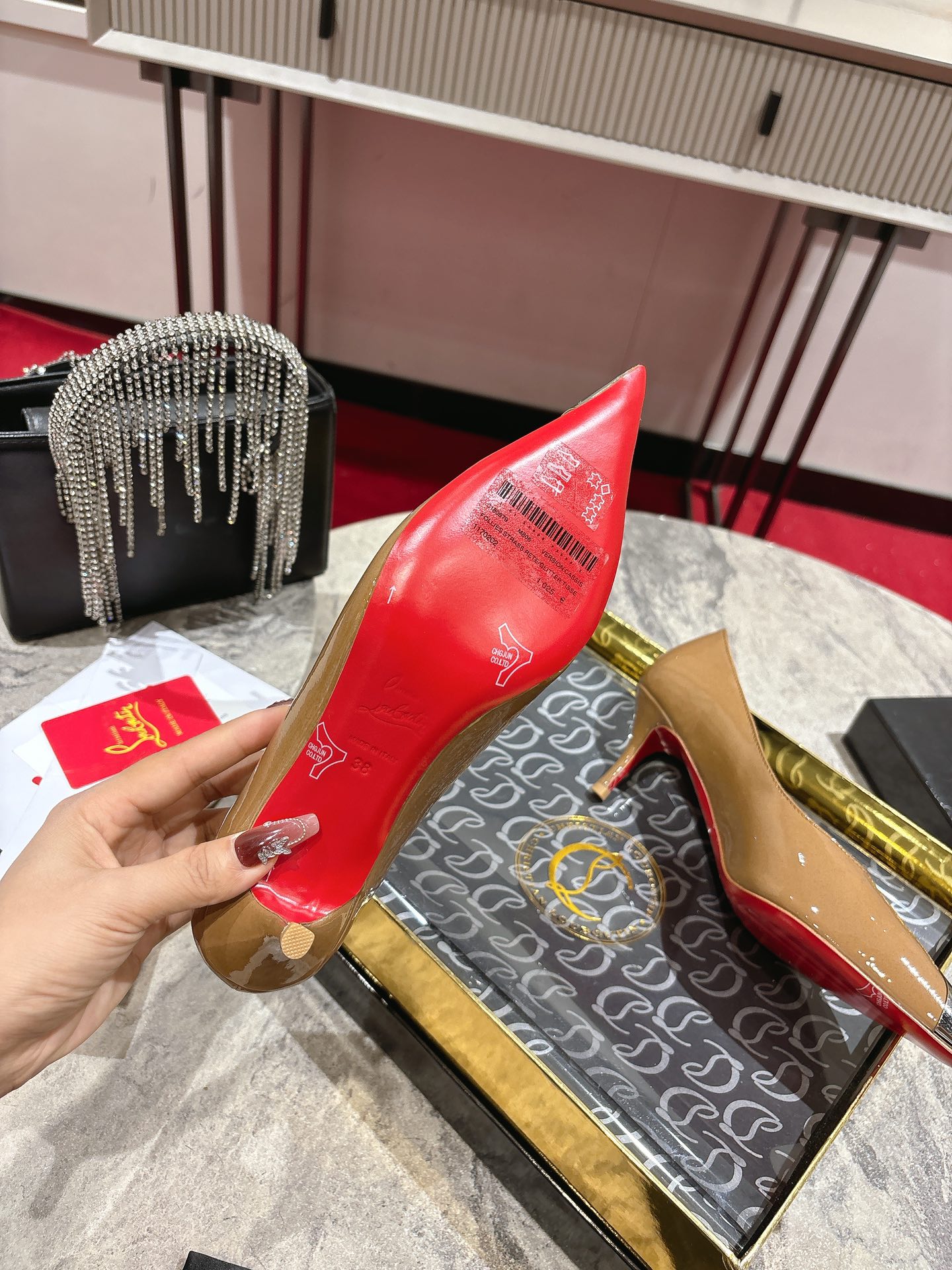 “Iconic Louboutin Black High Heel Shoe with Everlasting Red Base – Size 35-43” - 图片 9