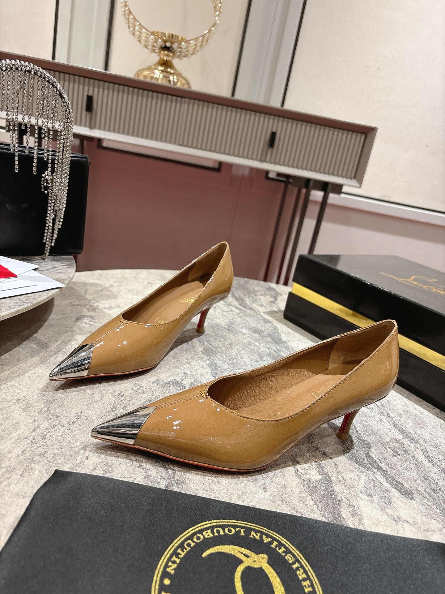 “Iconic Louboutin Black High Heel Shoe with Everlasting Red Base – Size 35-43” - 图片 2