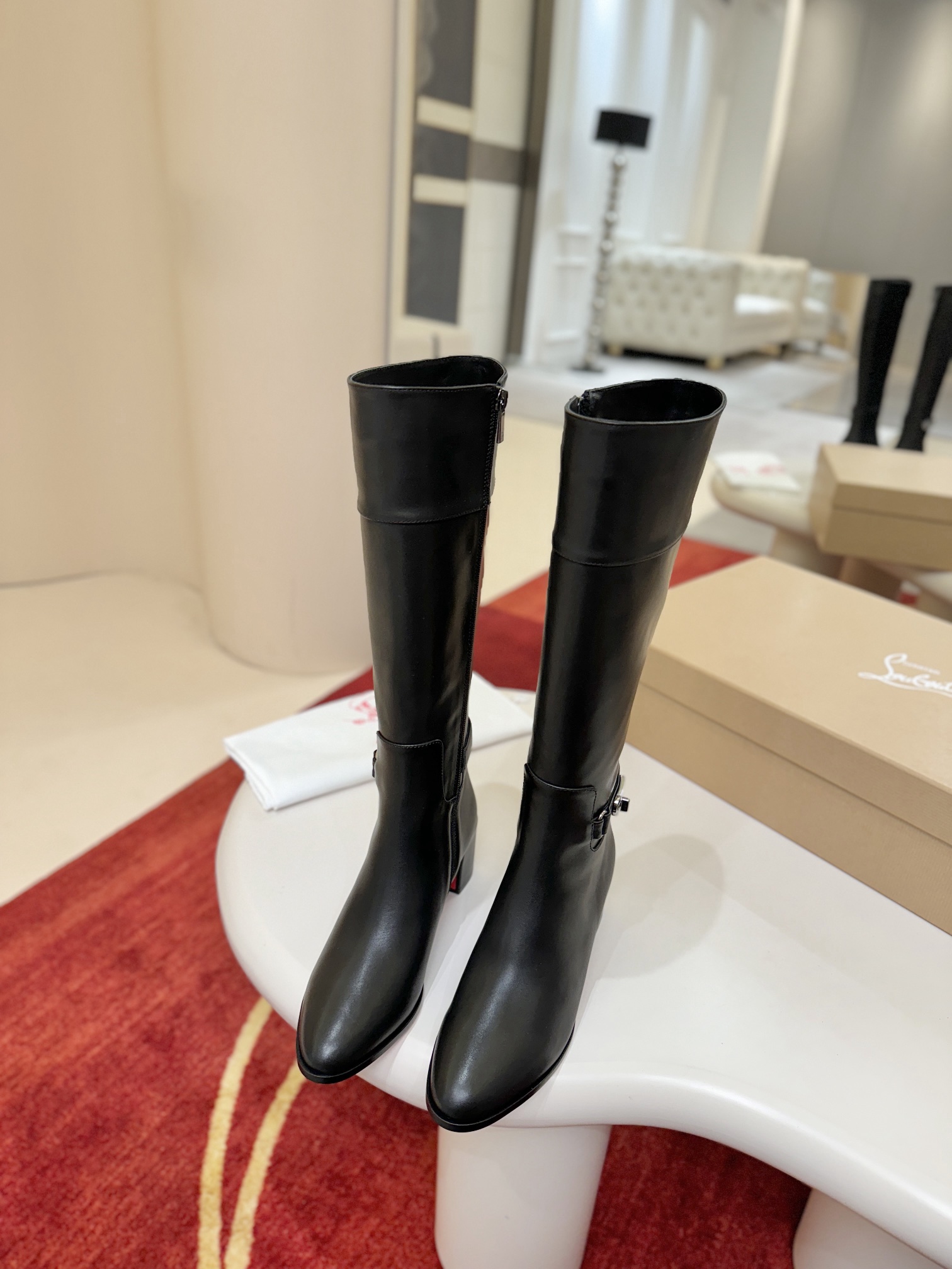 NO:543409,The Jane Booty has a square, beveled 85mm heel, and this ankle boot is made of black calfskin. This is a city shoe featuring stylish lines and sole soles. This is thanks to an innovative coating technology that ensures the durability and long-lasting vitality of our signature Louboutin red. [Material] Imported calfskin Inner footbed full sheepskin, Italian leather outsole Size 35-42 (all sizes are customized without return or exchange) Color Black Heel height 8.5cm, boots, christian louboutin, boots, cowhide, sheepskin, Leather soles19860909代*级* P Jane Booty 具有方形、斜面85毫米的鞋跟,这款踝靴由黑色小牛皮制成.这是一款以时尚线条和垫底鞋垫为特色的城市鞋.这得益于一种创新的涂层技术,确保了我们标志性Louboutin 红色的耐用性和持久活力.【材质】 进口小牛皮 内里垫脚全羊皮,意大利真皮大底 码数35-42（所有码数均为定做不退不换） 颜色黑 跟高8.5cm,靴子,christian louboutin,boots,cowhide,sheepskin,Leather soles,Women's Shoes