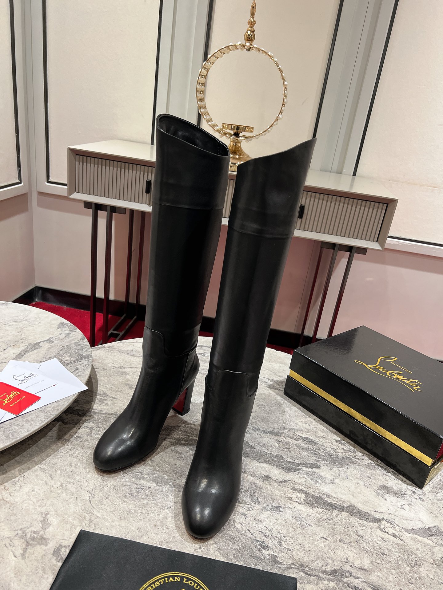 NO:543412,The Jane Booty has a square, beveled 85mm heel, and this ankle boot is made of black calfskin. This is a city shoe featuring stylish lines and sole soles. This is thanks to an innovative coating technology that ensures the durability and long-lasting vitality of our signature Louboutin red. [Material] Imported calfskin Inner footbed full sheepskin, Italian leather outsole Size 35-42 (all sizes are customized without return or exchange) Color Black Heel height 8.5cm, boots, christian louboutin, boots, cowhide, sheepskin, Leather soles19860909代*级* P Jane Booty 具有方形、斜面85毫米的鞋跟,这款踝靴由黑色小牛皮制成.这是一款以时尚线条和垫底鞋垫为特色的城市鞋.这得益于一种创新的涂层技术,确保了我们标志性Louboutin 红色的耐用性和持久活力.【材质】 进口小牛皮 内里垫脚全羊皮,意大利真皮大底 码数35-42（所有码数均为定做不退不换） 颜色黑 跟高8.5cm,靴子,christian louboutin,boots,cowhide,sheepskin,Leather soles,Women's Shoes