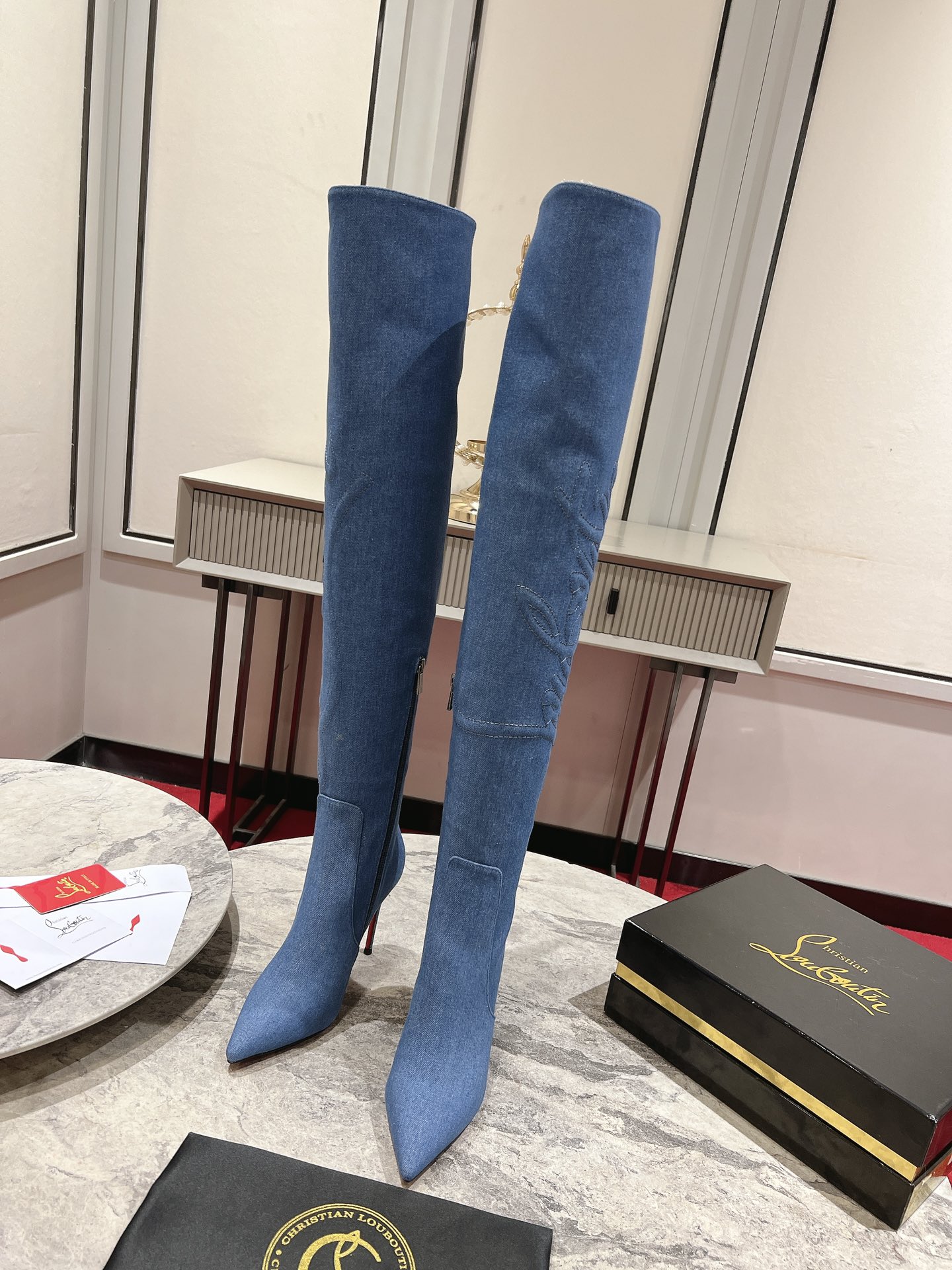 NO:543414,24Aw catwalk classic boots, the same style of the celebrity comes from the wilderness of the west, is hand-sewn from imported calfskin and denim, and highlights the shape of the lower leg with prominent texture design. The heel is 85mm high heels, and the iconic western denim style makes people reminiscent of the pattern of denim boots. The full range of high boots challenge upper 3D embroidery, hand-sewn, three-dimensional upper, purely crafted work. Heel height 10cm Size 35-42 (all sizes are customized, not returned or replaced) Color blue, boots, christian louboutin, boots, cowhide1986090924Aw走秀经典长靴,明星同款灵感来源于西部的荒野,由进口小牛皮和牛仔布手工缝制而成,以突出的纹理设计突出了下腿的形状.鞋跟为85毫米的高跟,标志性的西部牛仔风格让人联想到牛仔靴的图案. 全系列高靴挑战鞋面3D刺绣,手工缝制,立体鞋面,纯属工艺作品. 跟高10cm 码数35-42（所有码数均为定做不退不换） 颜色蓝色,靴子,christian louboutin,boots,cowhide,Women's Shoes